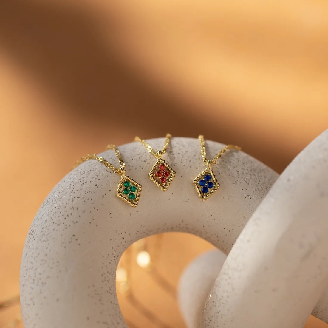 Colar com pingente de diamante e pedra de nascimento