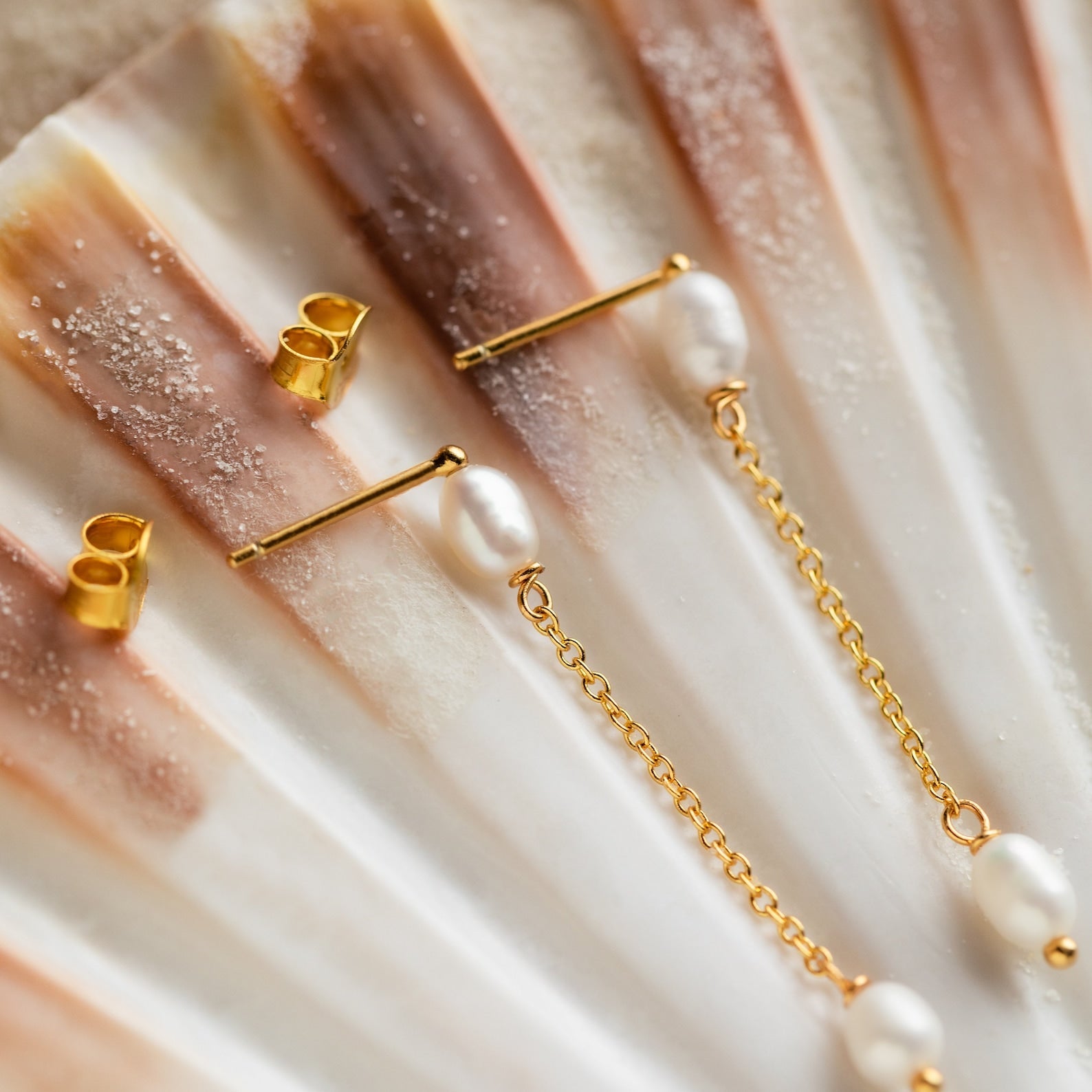 Brincos de corrente com gota de pérola