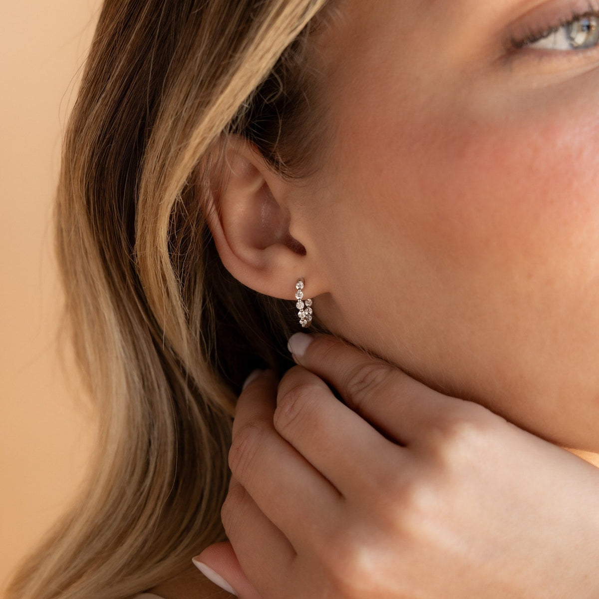 Brincos Huggie de Diamante Inside