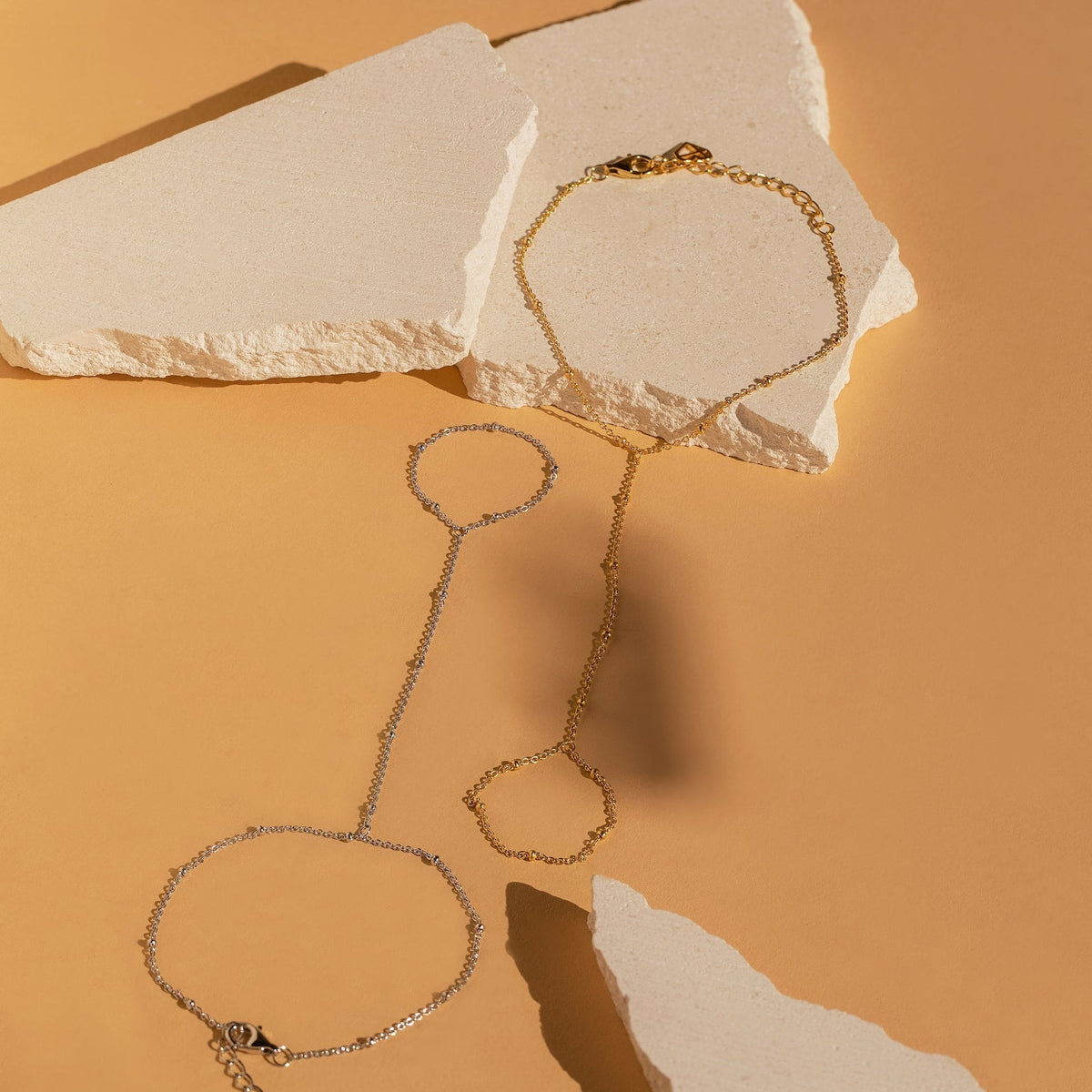 Pulseira de corrente de mão com contas