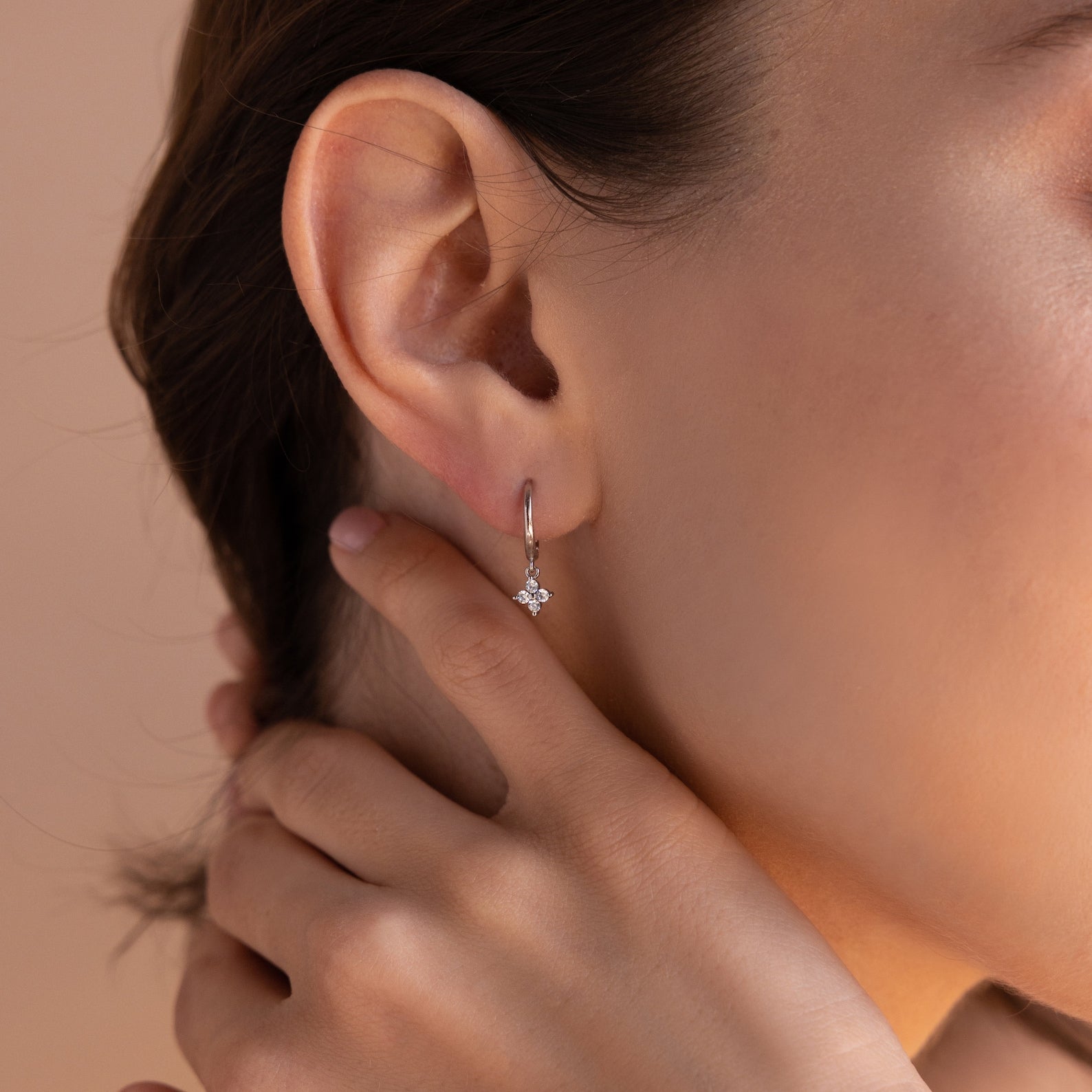 brincos pendentes com flor de diamante