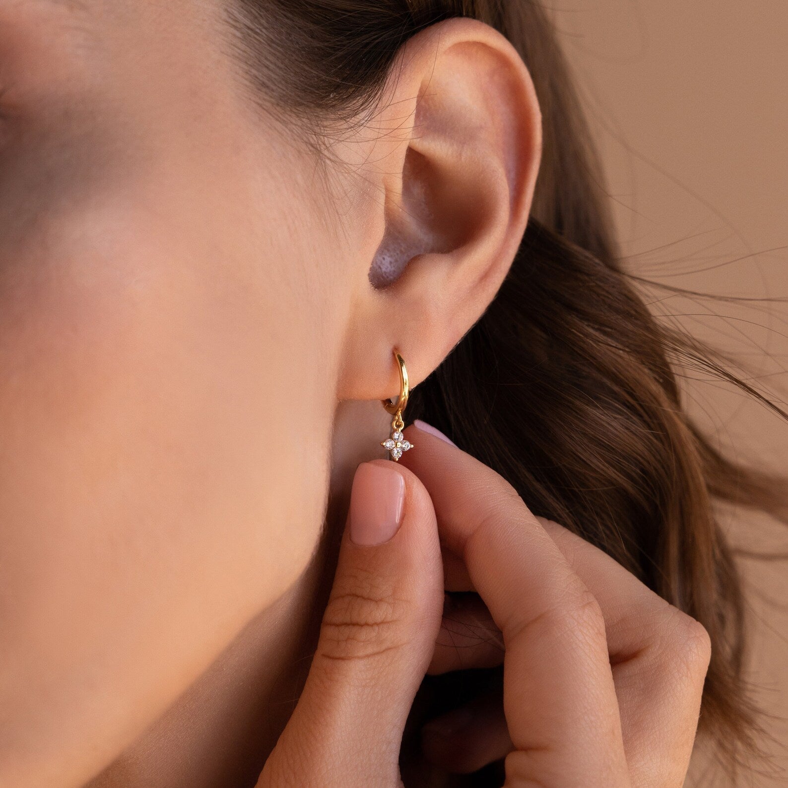brincos pendentes com flor de diamante
