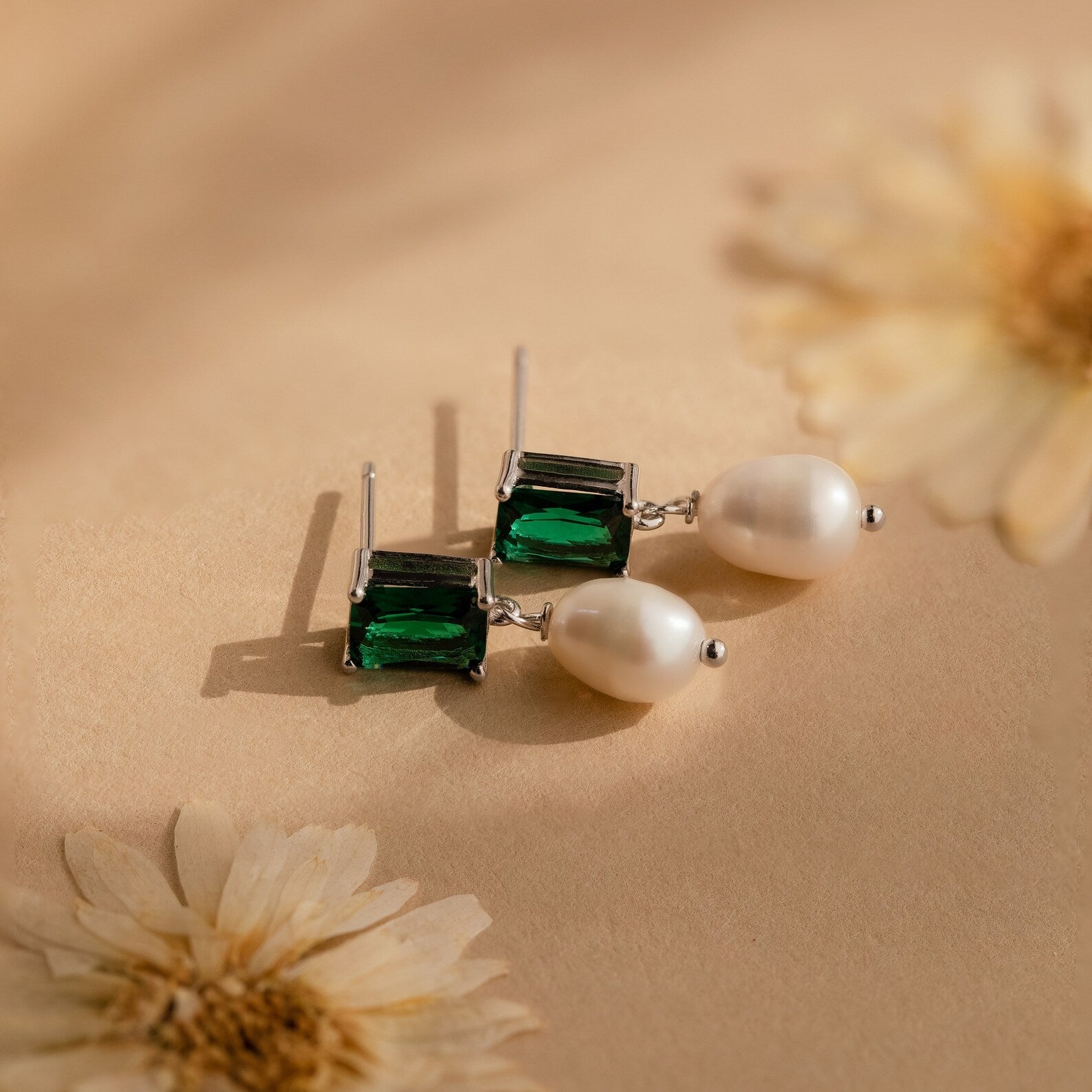 brincos de gota de esmeralda e pérola