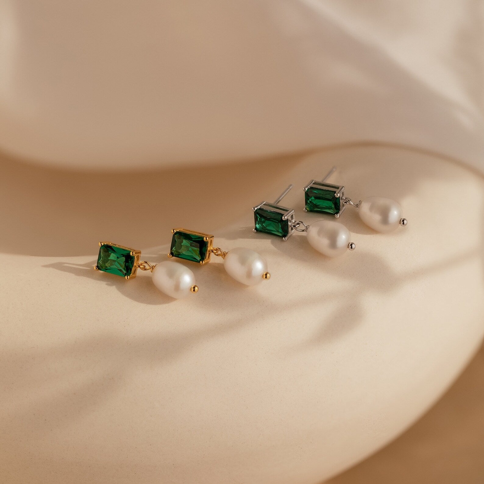 brincos de gota de esmeralda e pérola