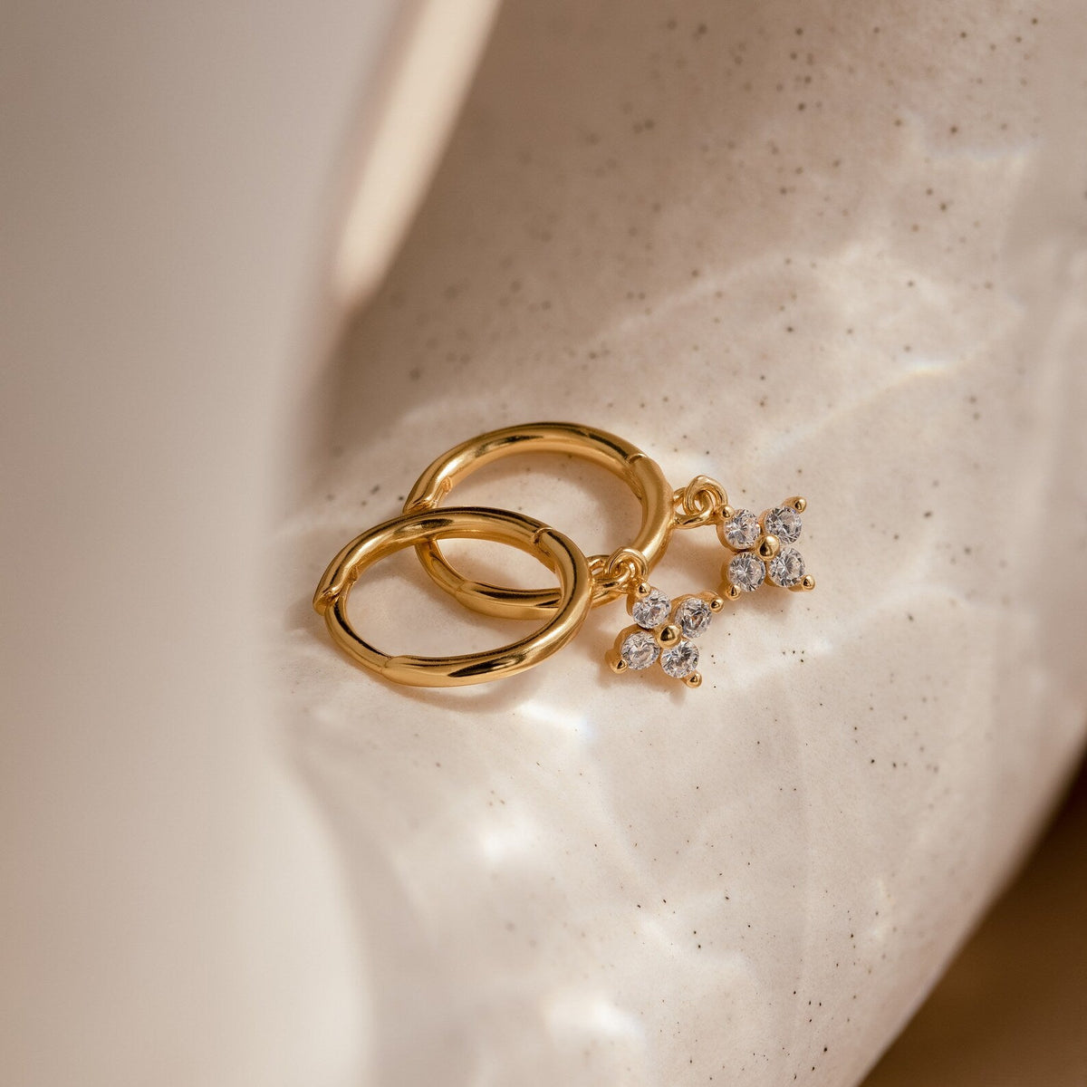 brincos pendentes com flor de diamante