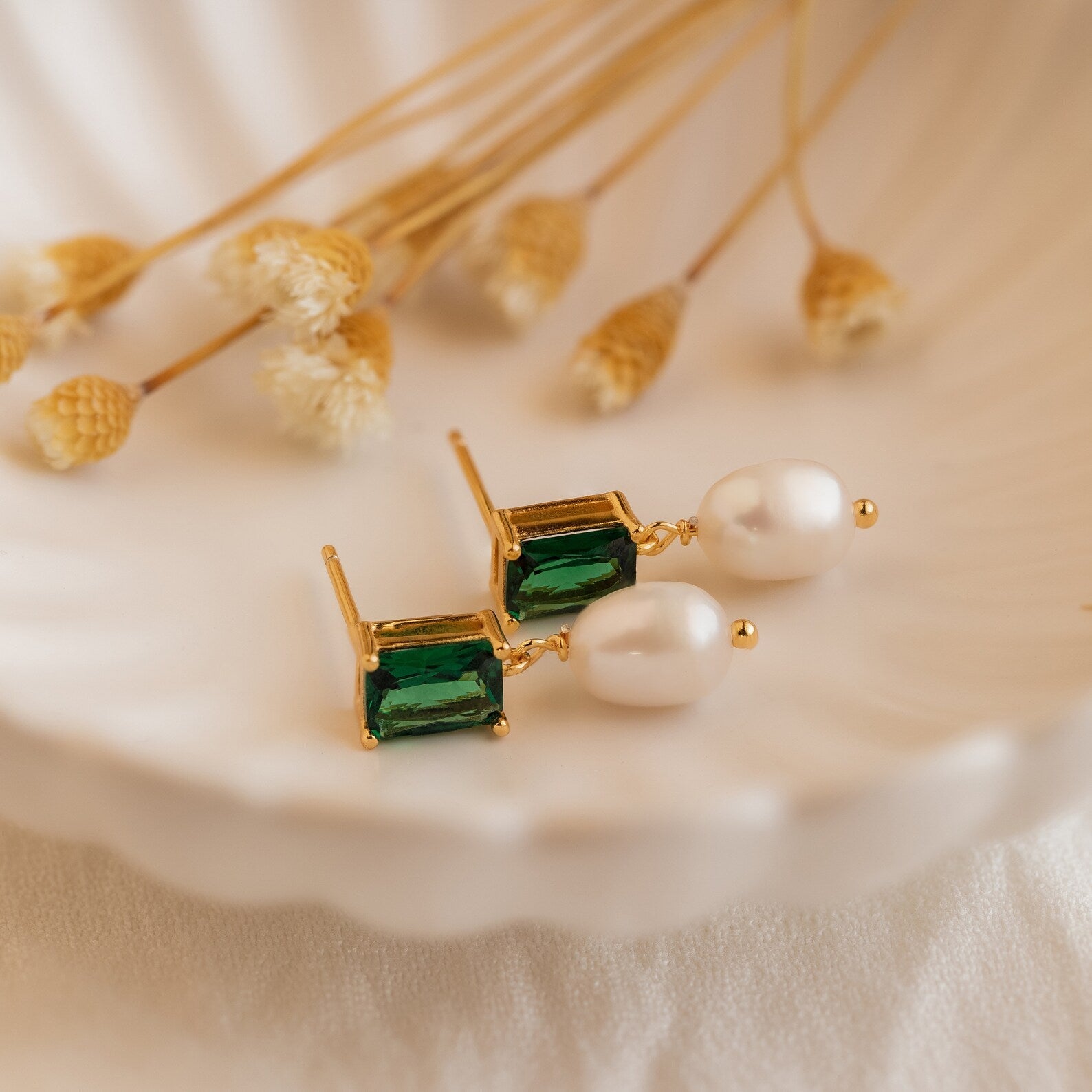 brincos de gota de esmeralda e pérola