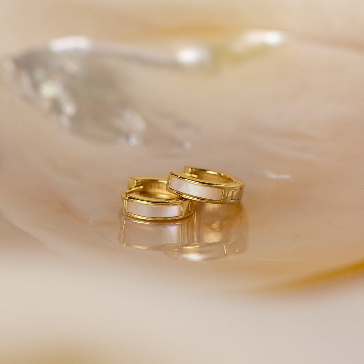 Brincos Huggies com incrustação de madrepérola