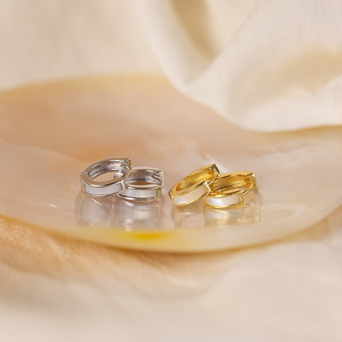 Brincos Huggies com incrustação de madrepérola