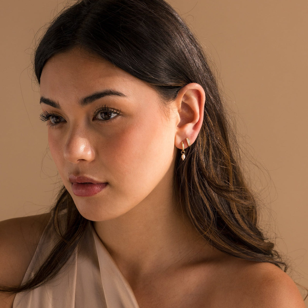 Brincos Huggies com incrustação de madrepérola