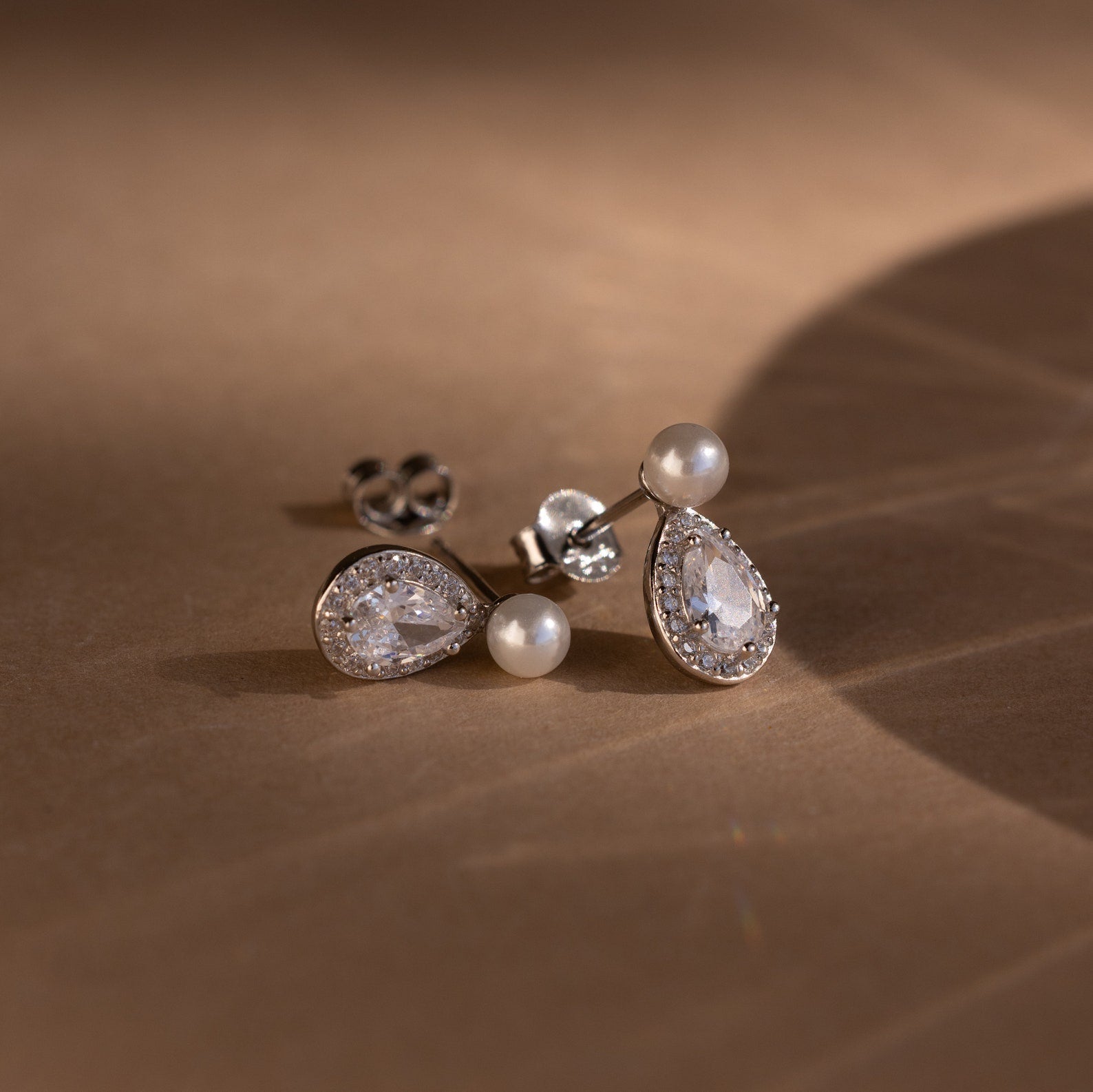 Brincos em formato de lágrima com diamantes e pérolas