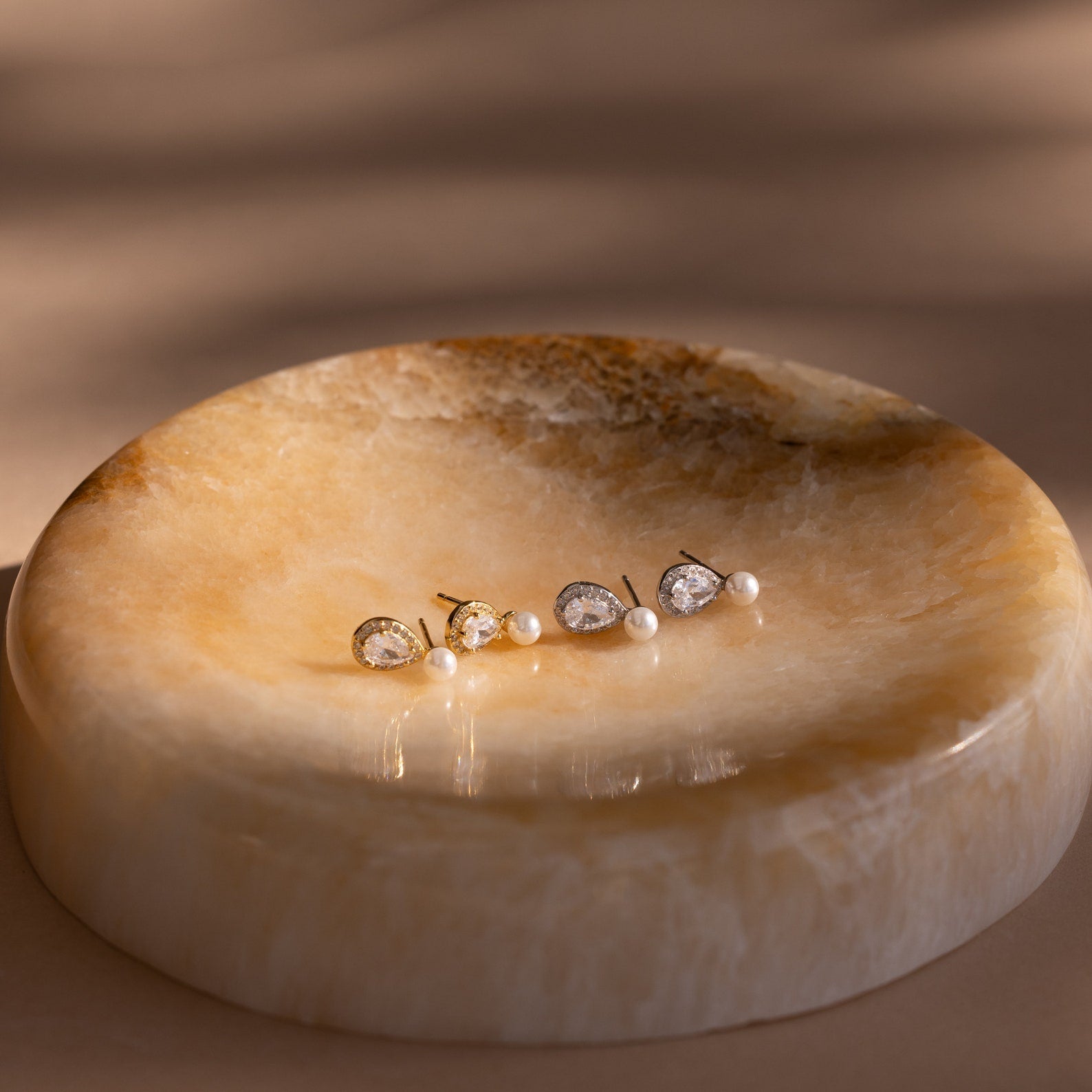 Brincos em formato de lágrima com diamantes e pérolas