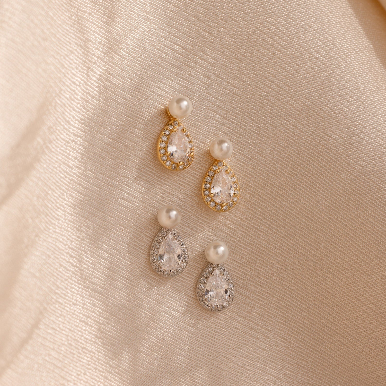 Brincos em formato de lágrima com diamantes e pérolas