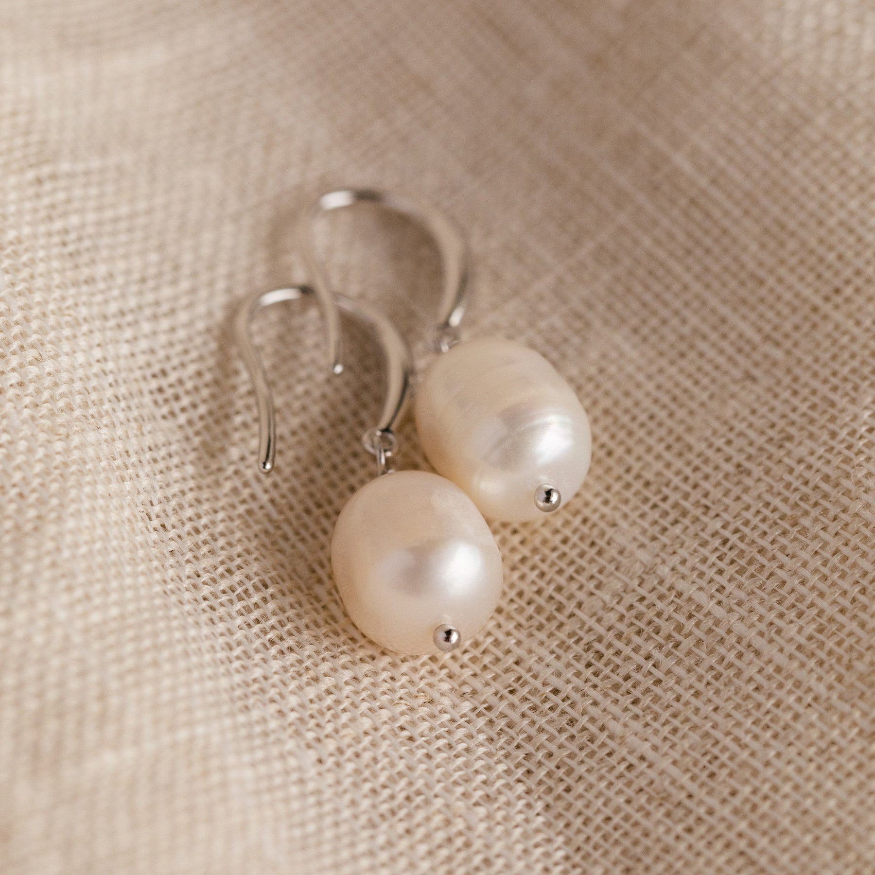 Brincos de pérolas pendentes