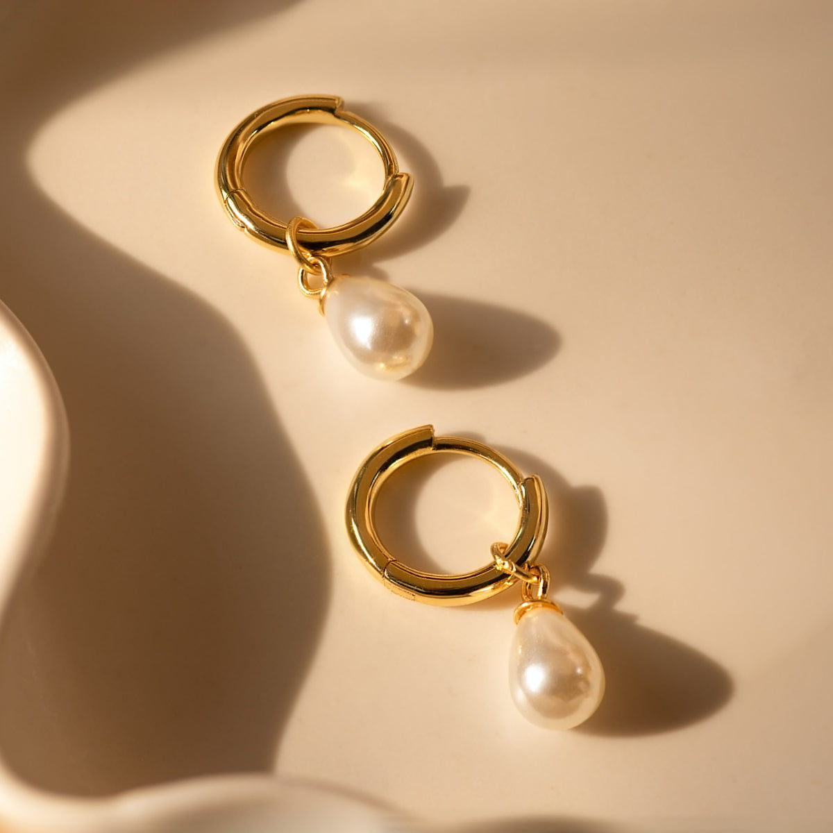 Brincos delicados com gotas de pérola