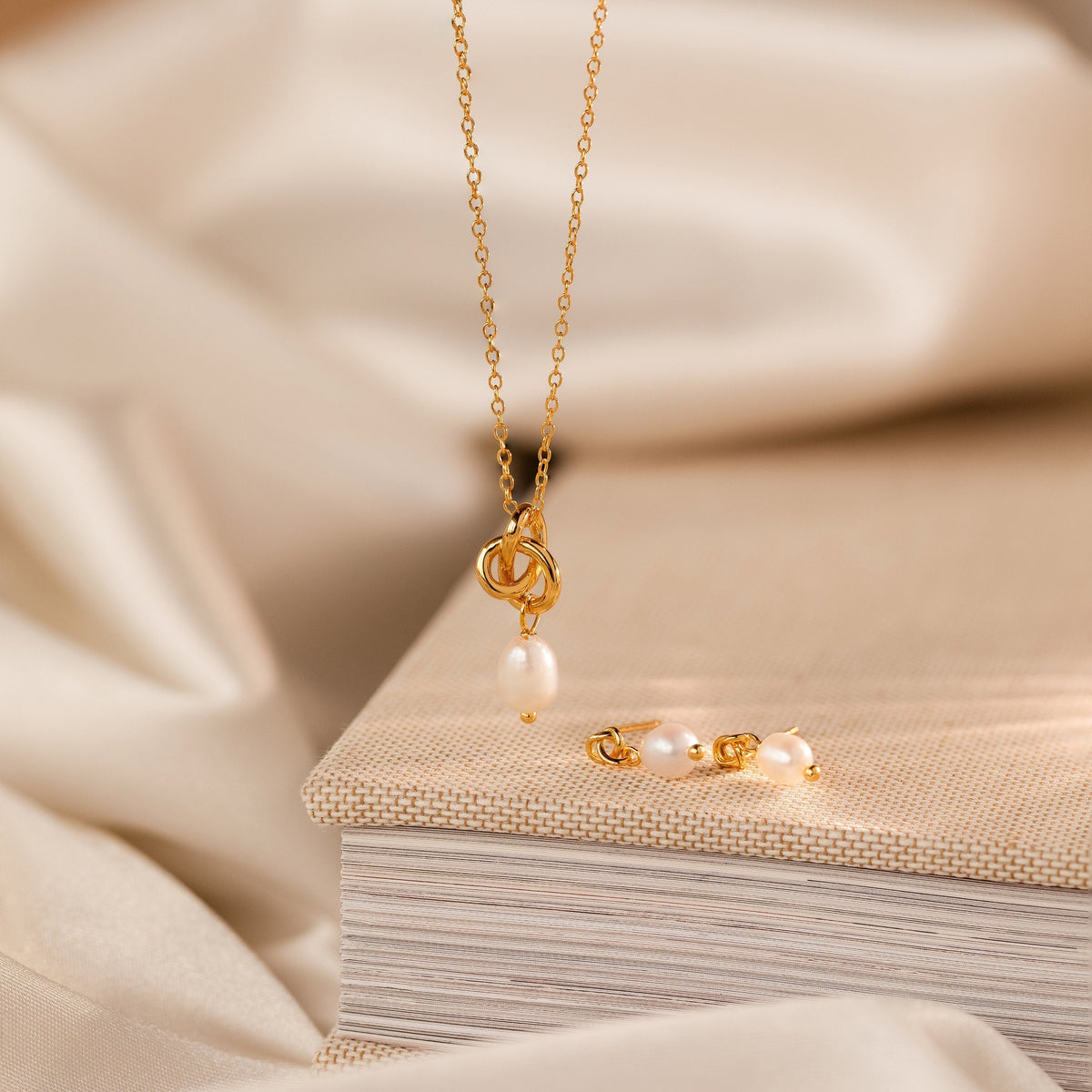 Conjunto de colar e brincos de pérolas Knot COMPRE 2 PAGUE 1