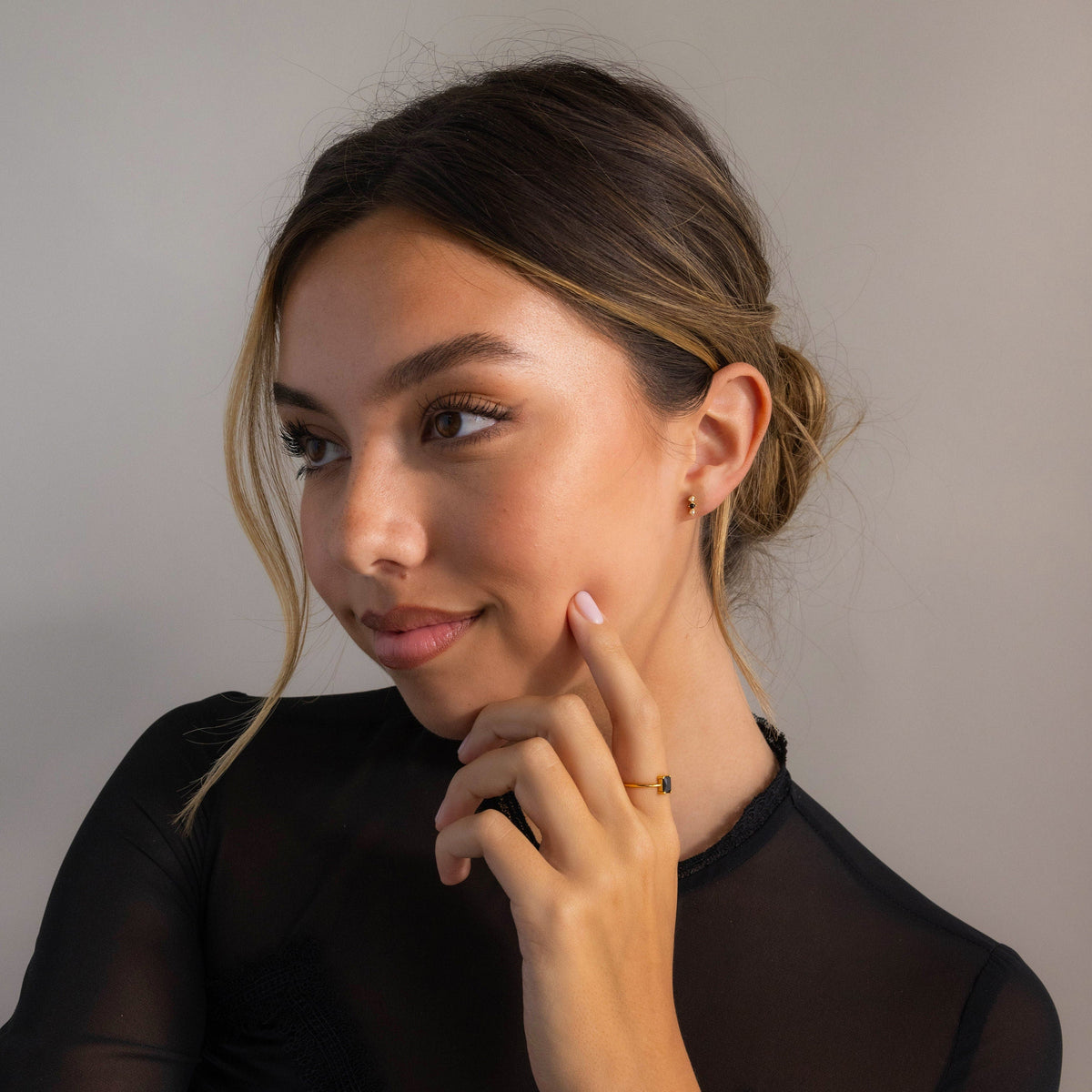 Pequenos brincos de pérolas de ônix