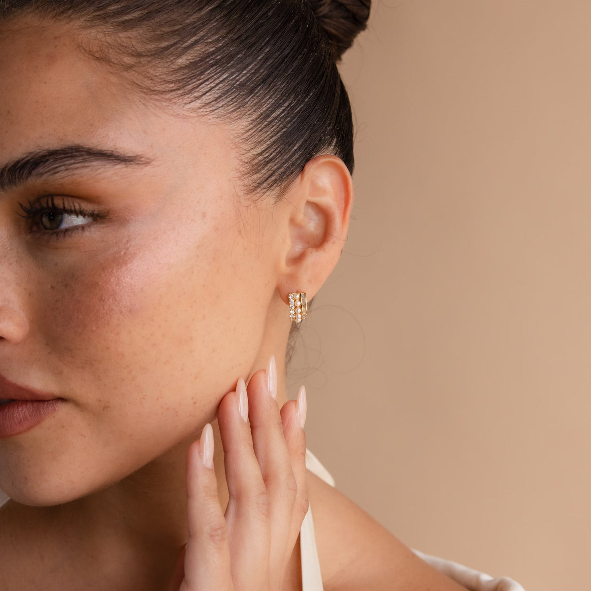 Argolas empilhadas de pérolas e diamantes