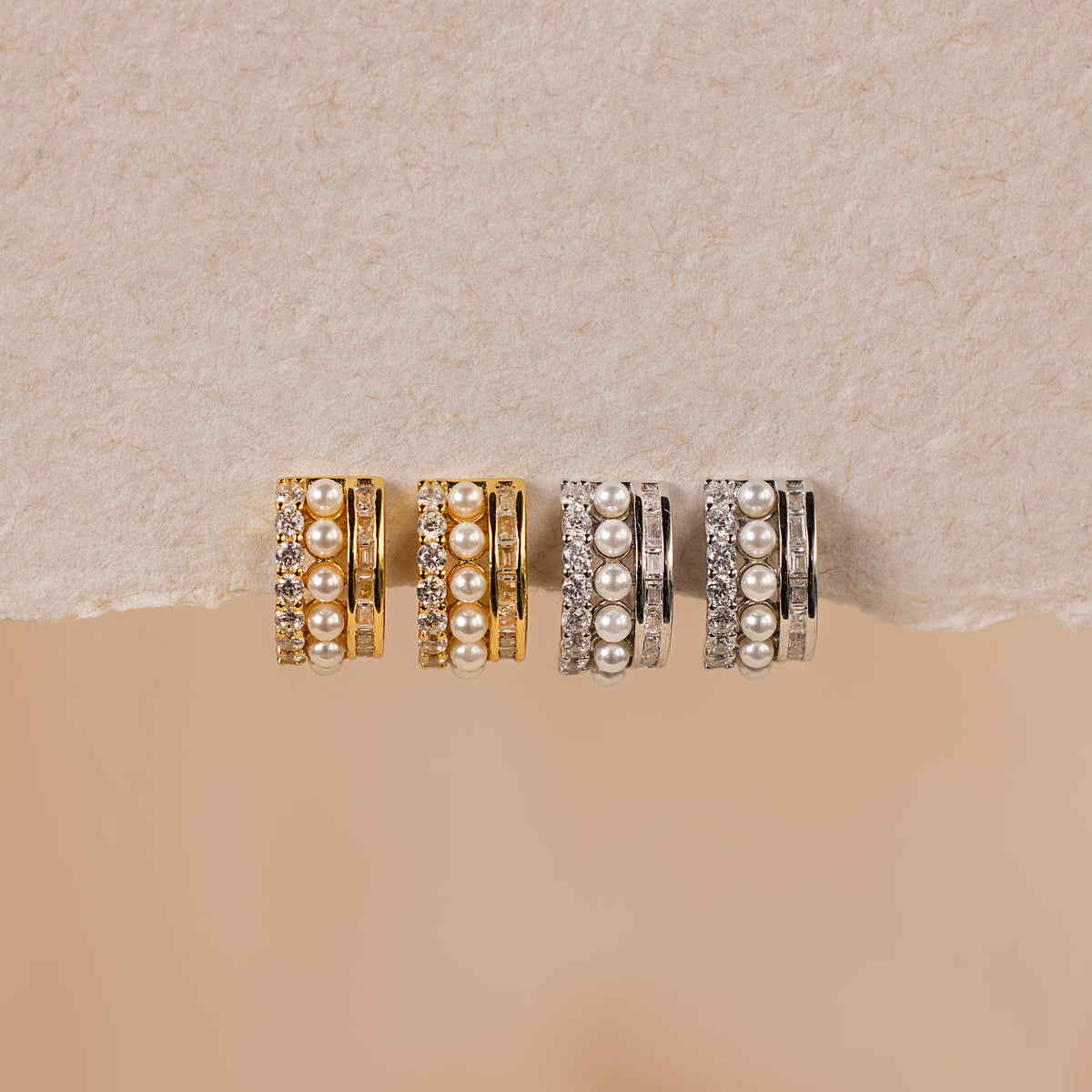 Argolas empilhadas de pérolas e diamantes