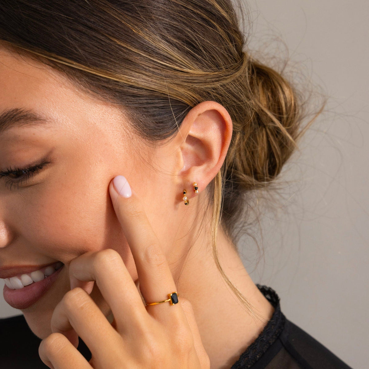 Brincos Huggies de Pérola e Ônix