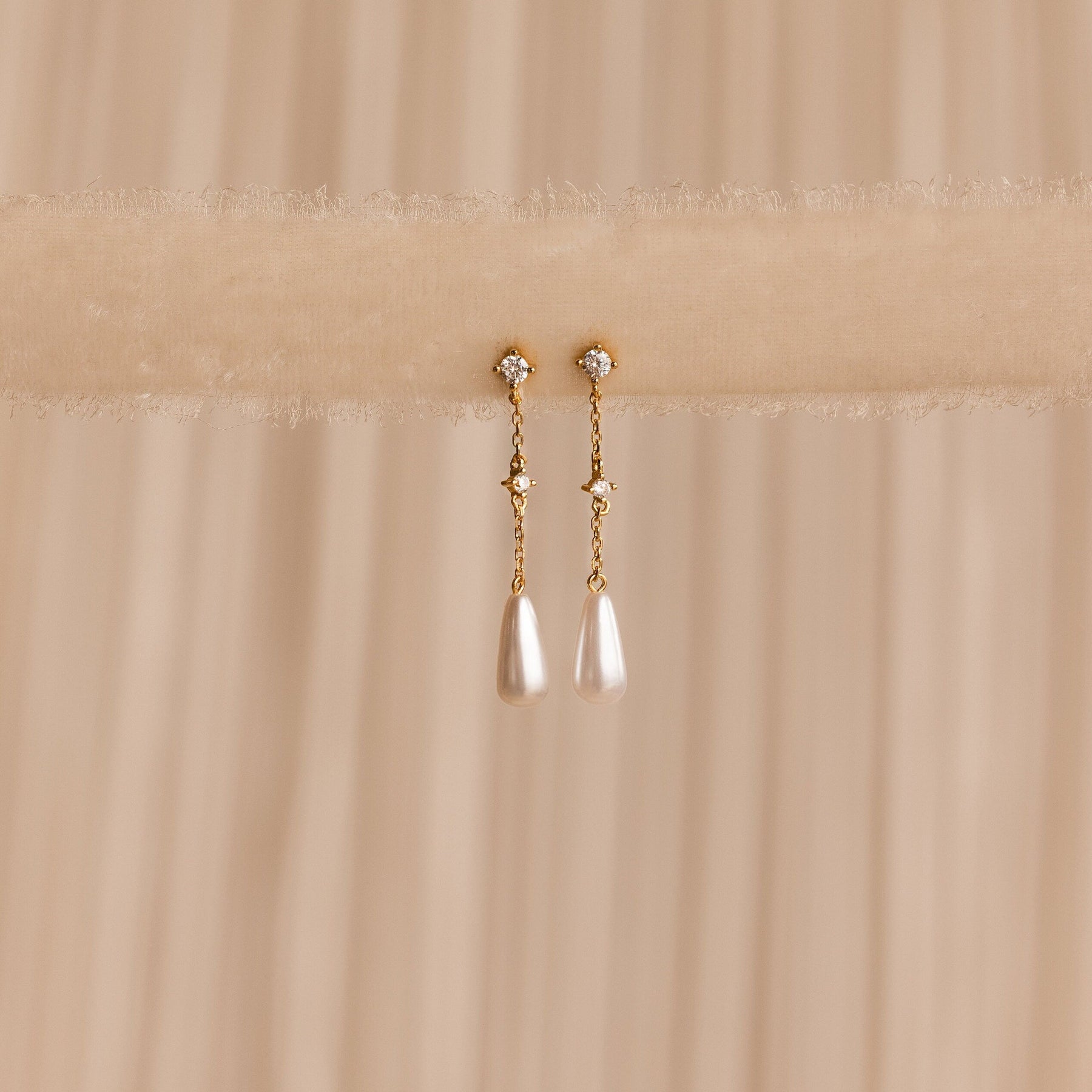 Brincos de corrente de pérolas e diamantes