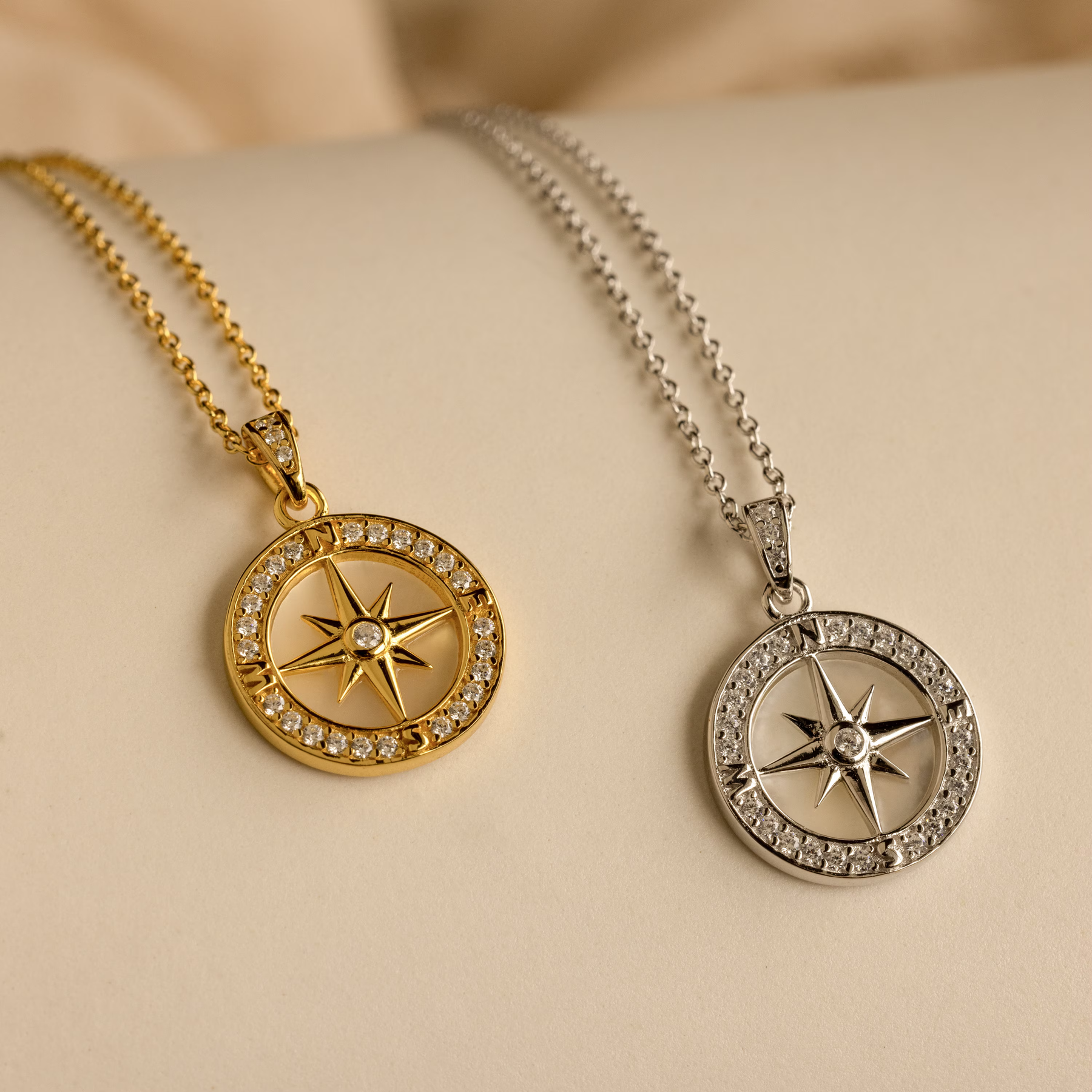Colar Bússola de Pérolas Pavé