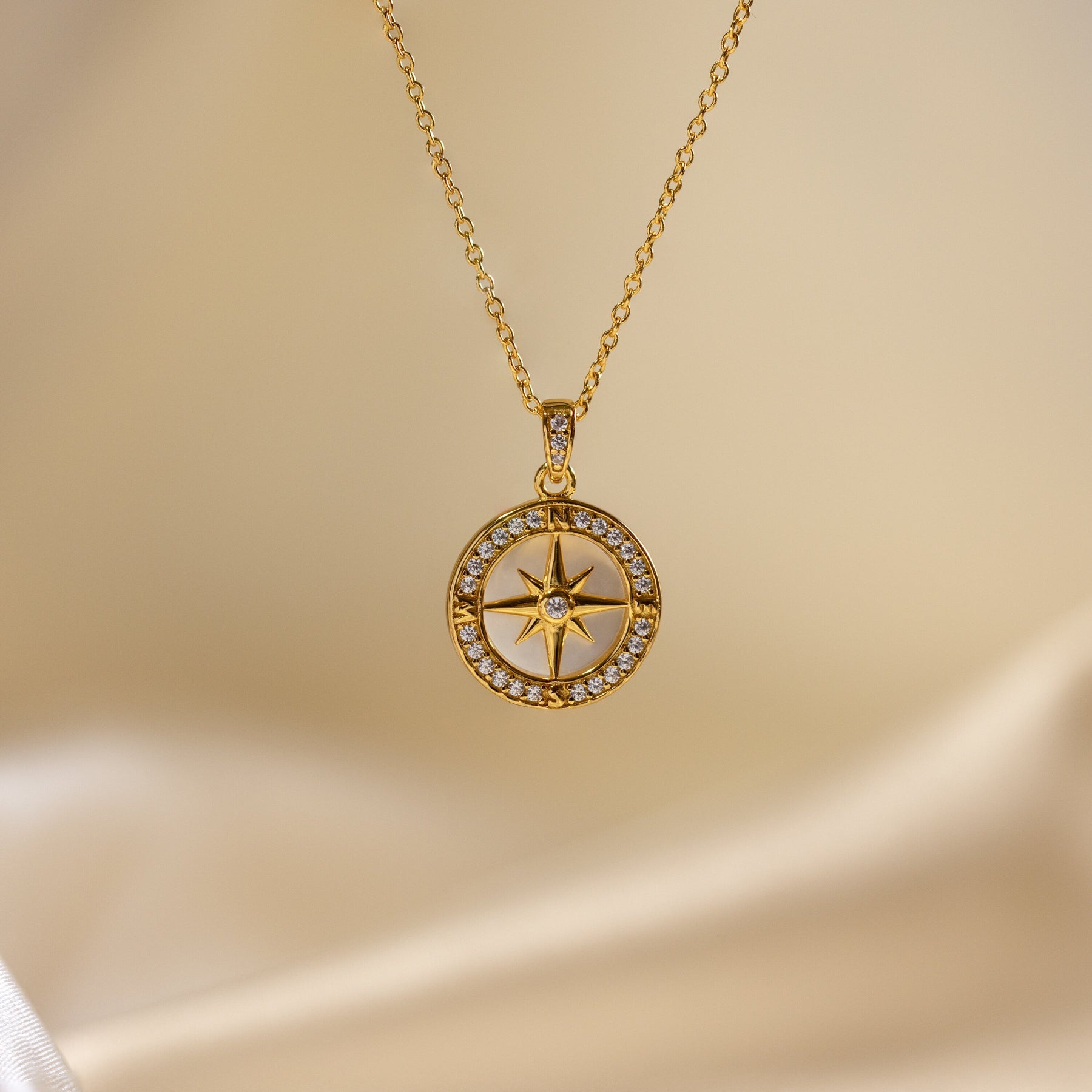 Colar Bússola de Pérolas Pavé