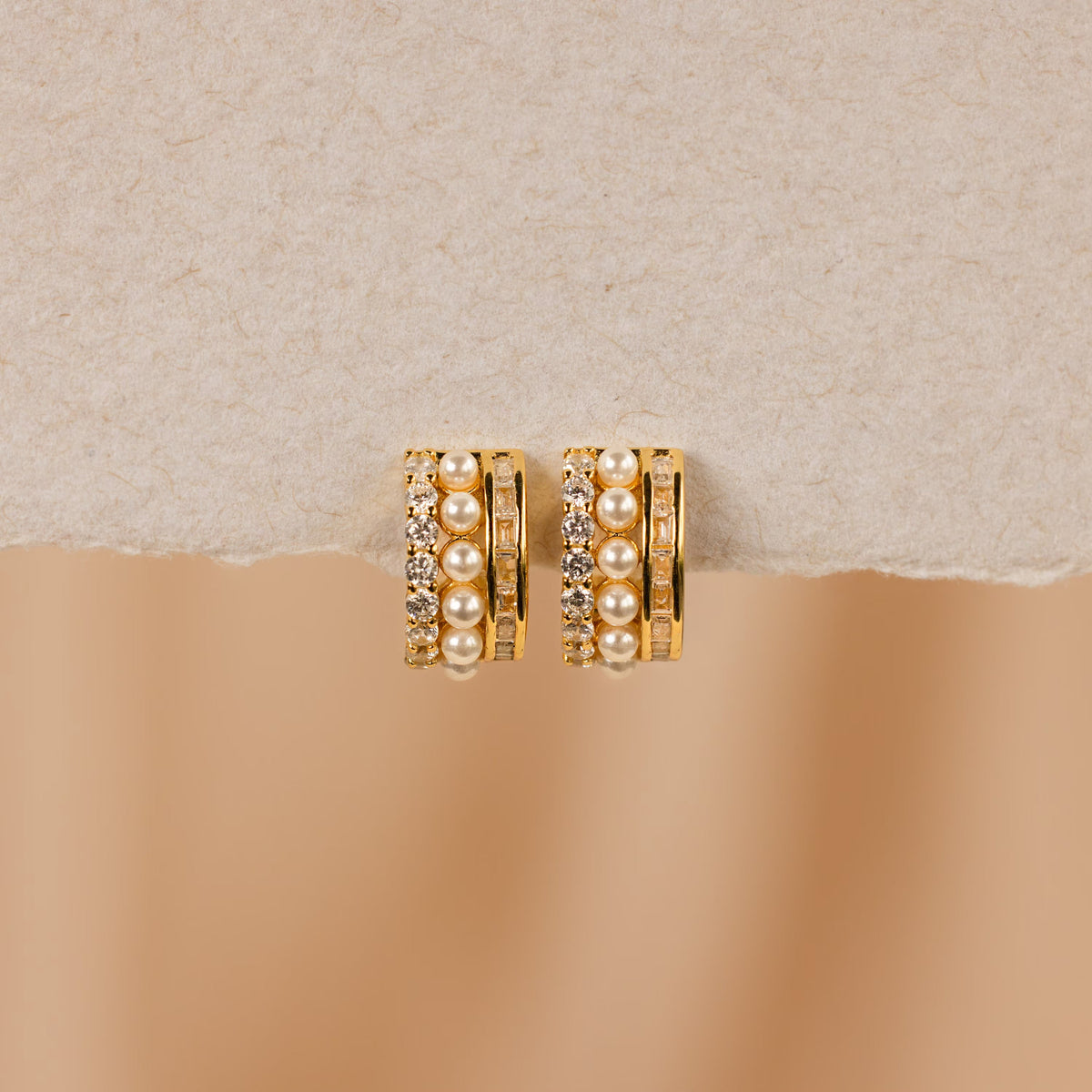 Argolas empilhadas de pérolas e diamantes