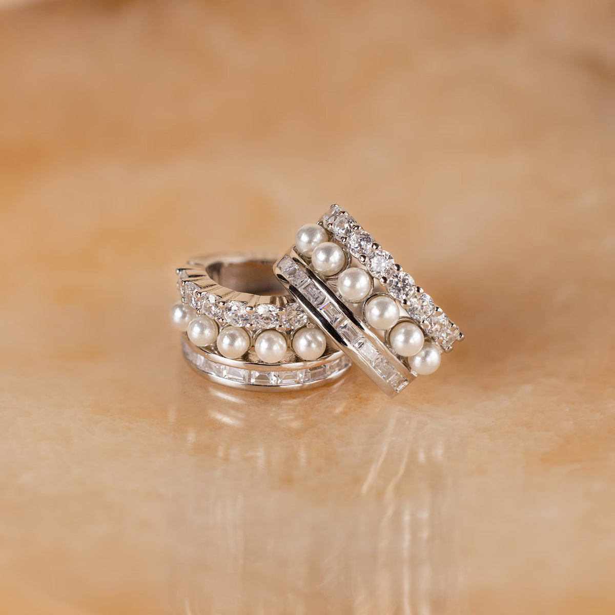 Argolas empilhadas de pérolas e diamantes