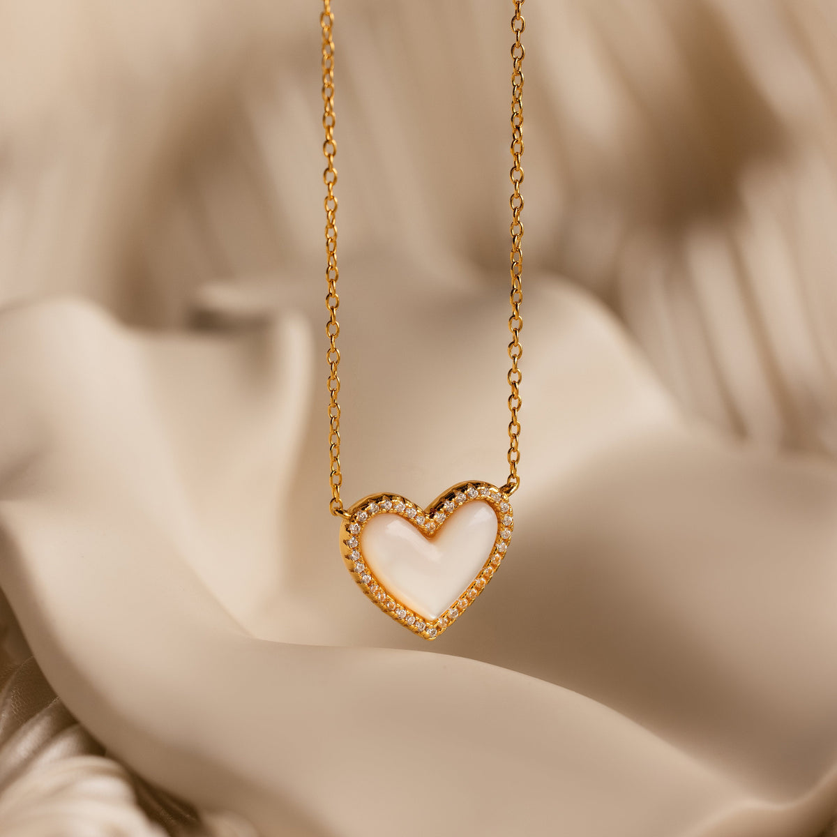 Colar de coração de madrepérola pavê