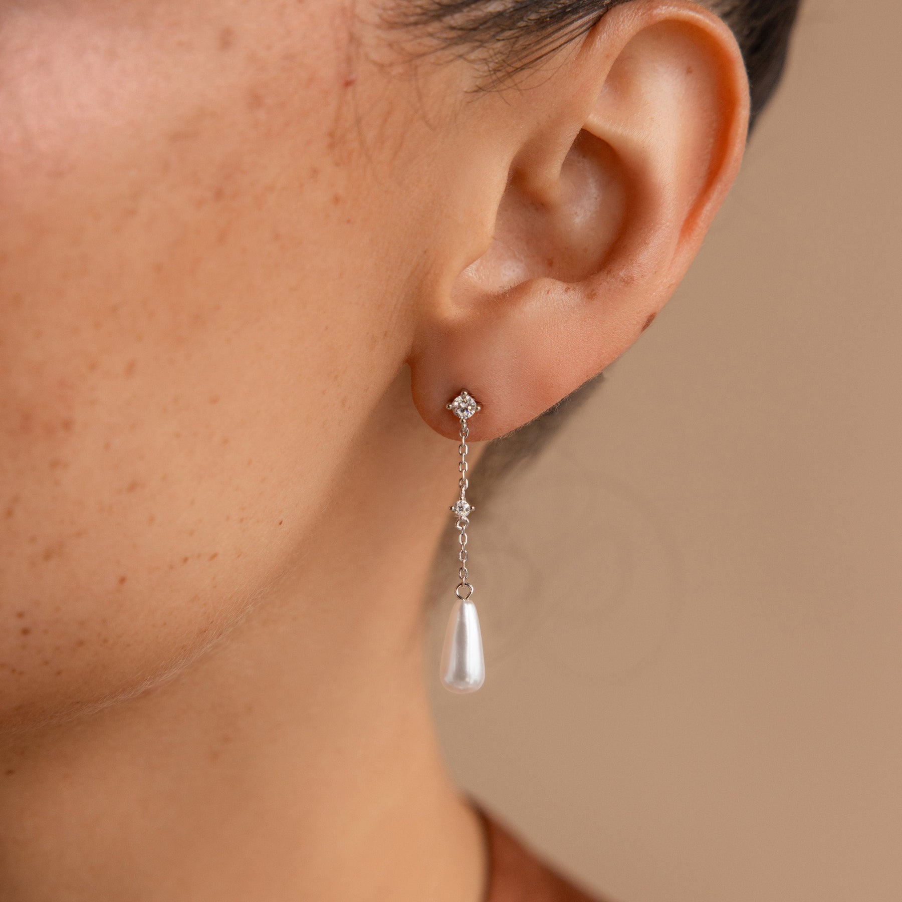 Brincos de corrente de pérolas e diamantes