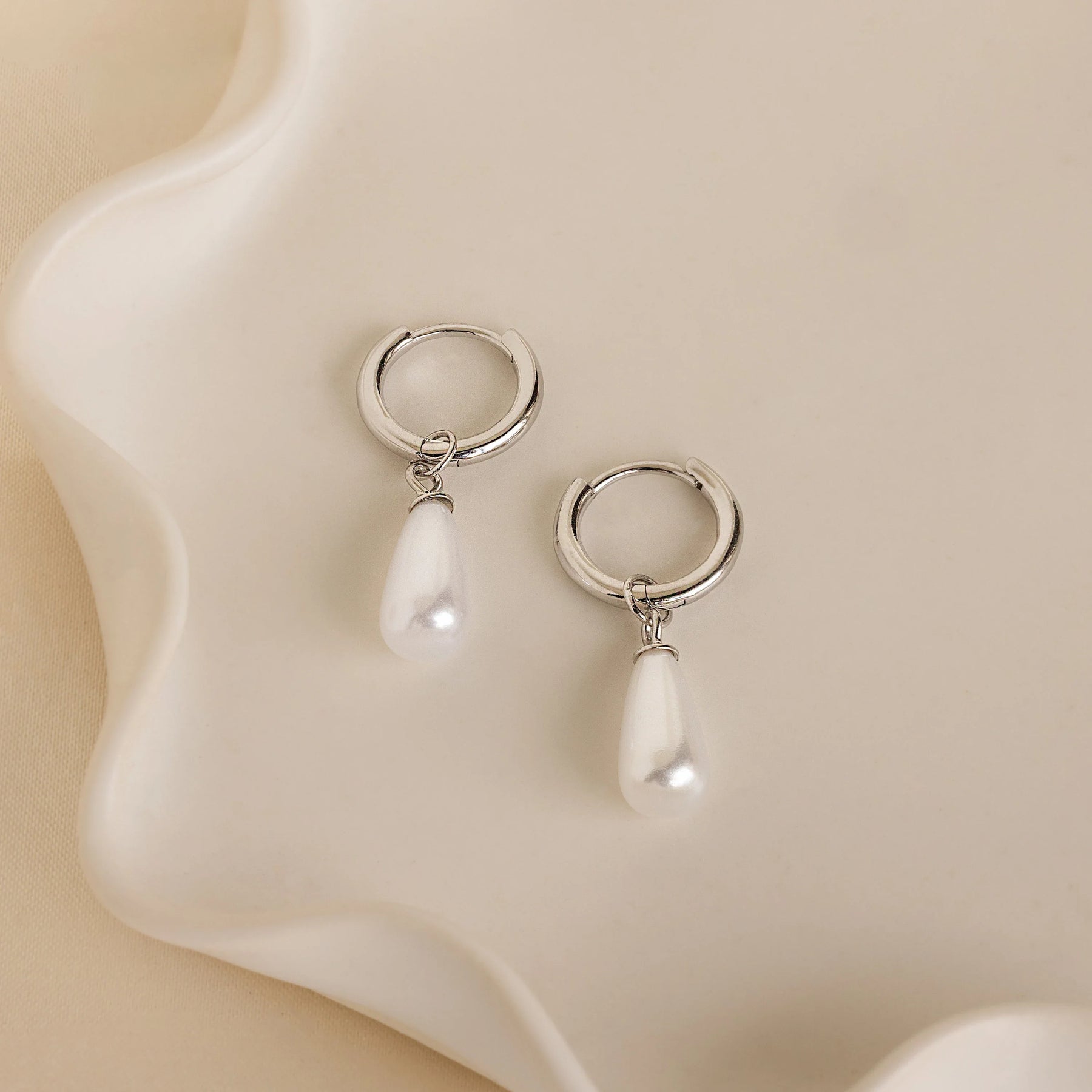 brincos Huggies Pearl Teardrop