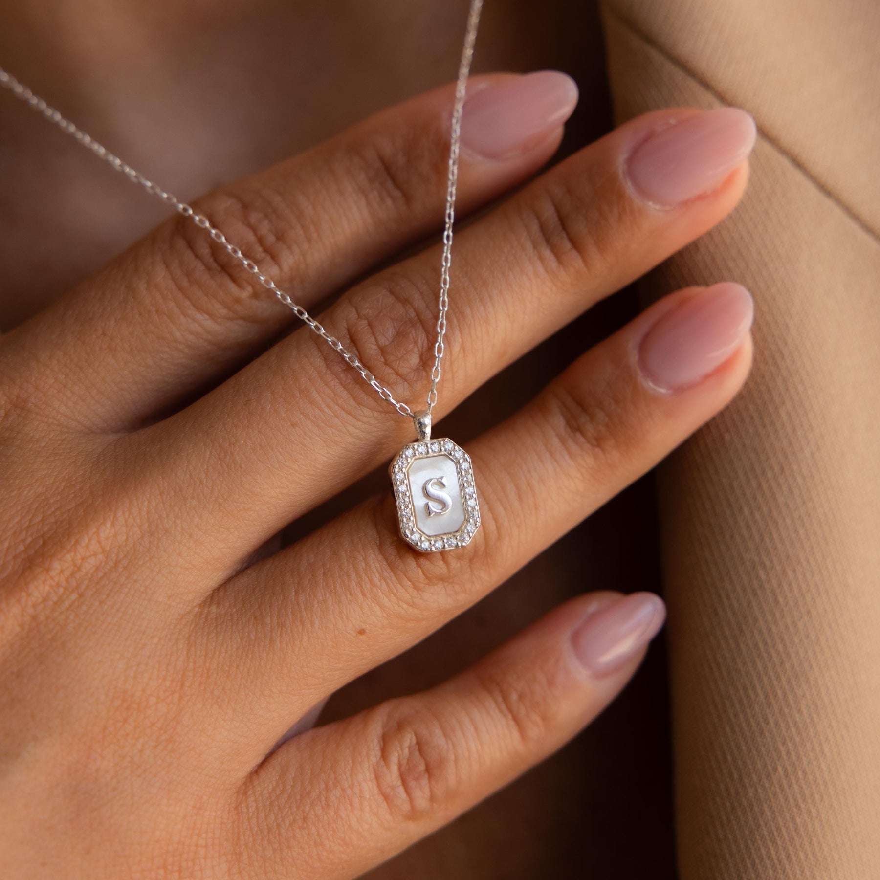 Colar com inicial de pérolas Pave