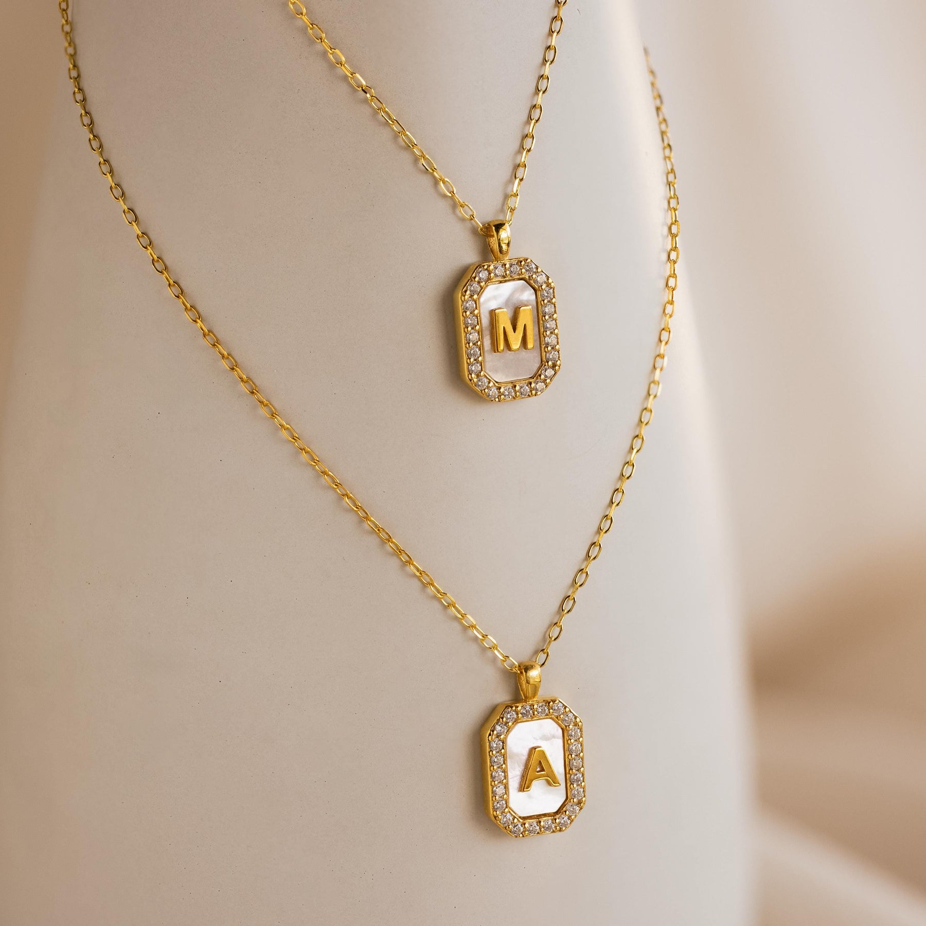 Colar com inicial de pérolas Pave