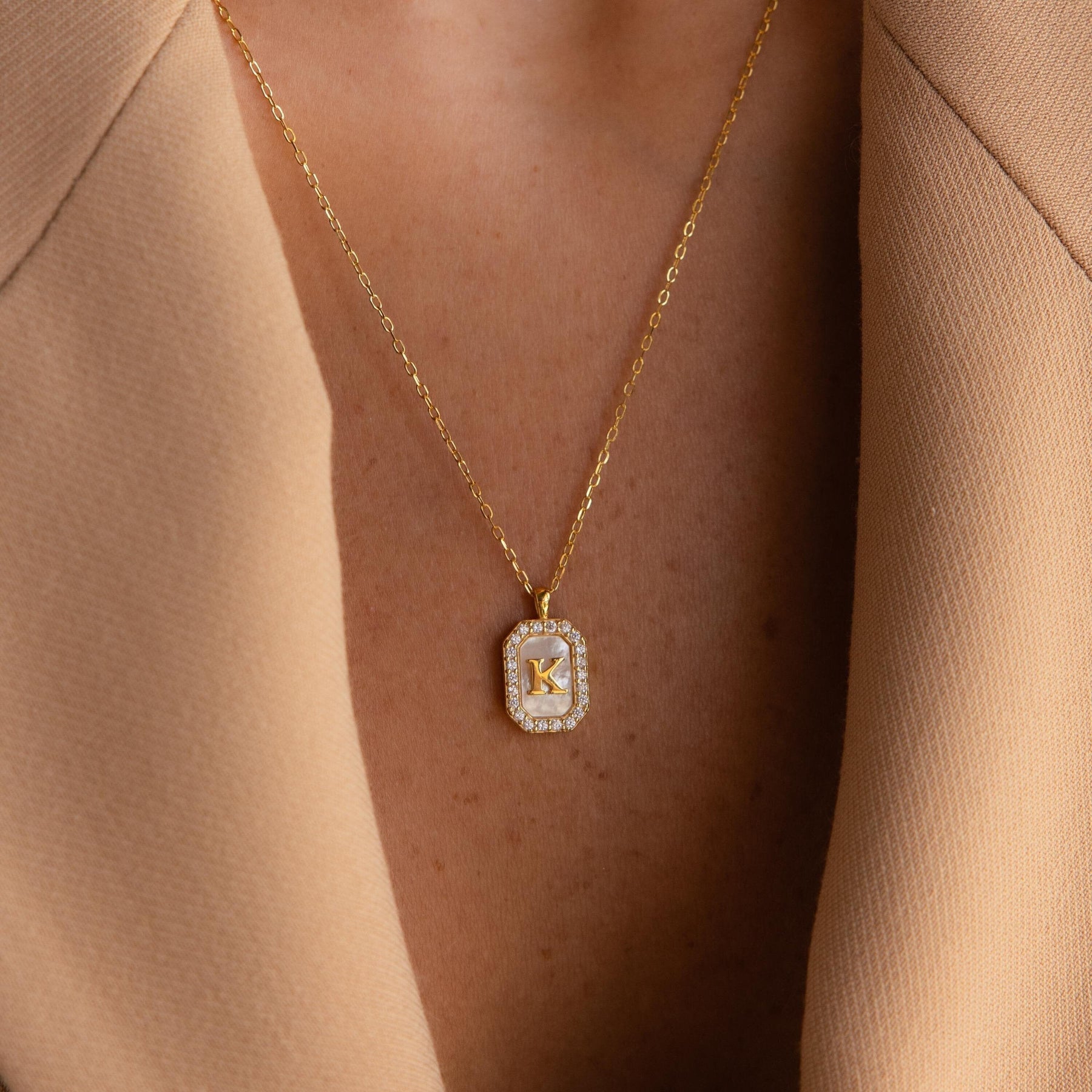 Colar com inicial de pérolas Pave