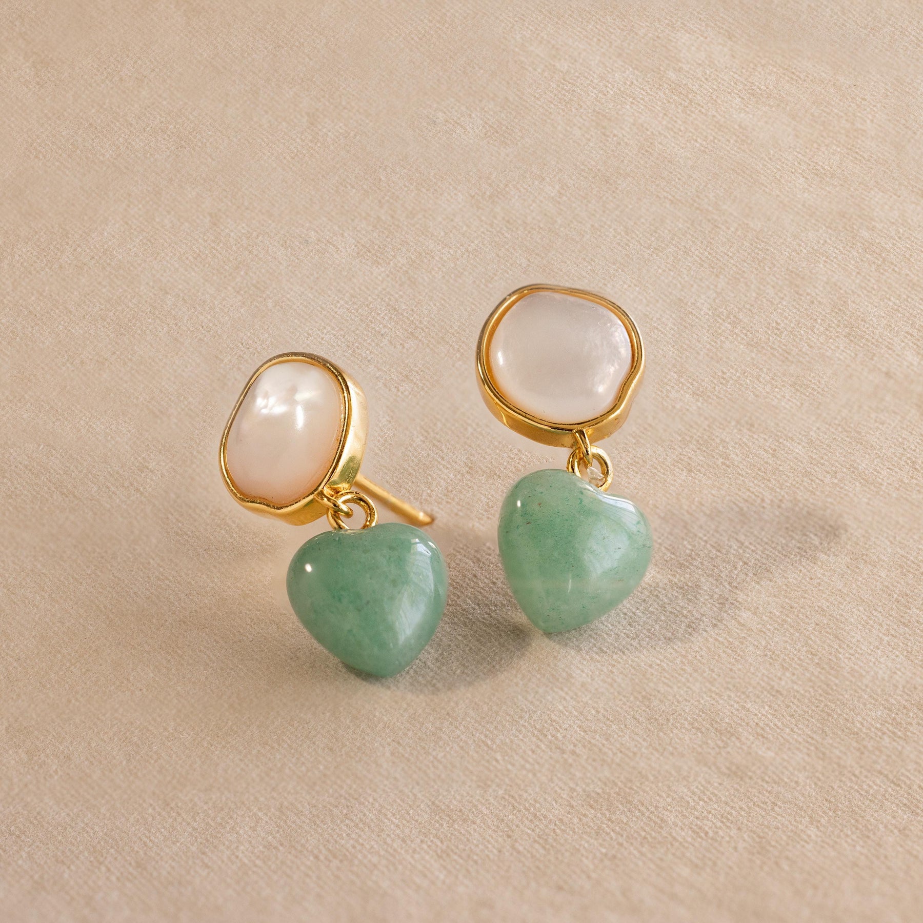 Brincos de coração de jade