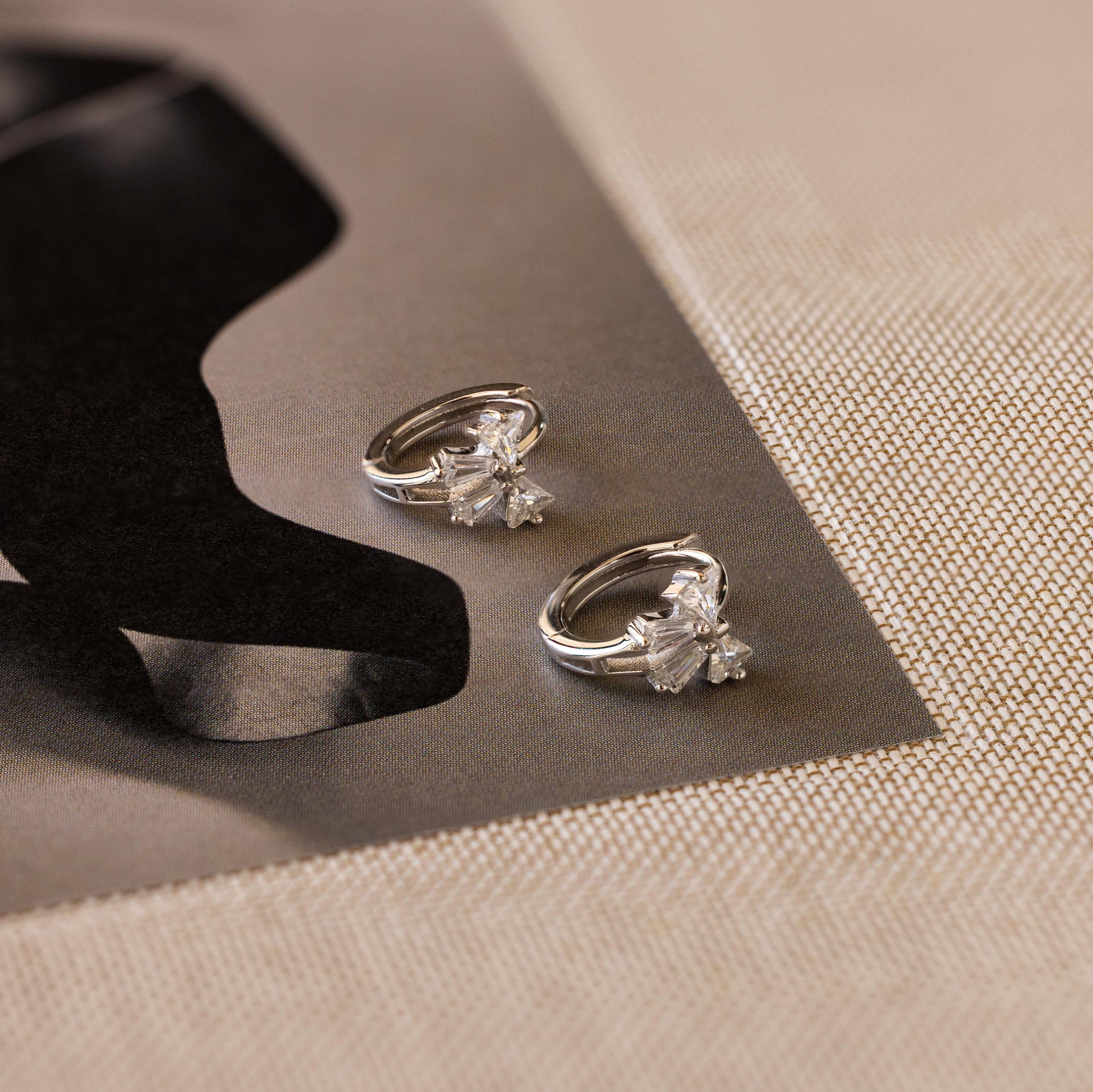 Brincos com laço de fita de diamante