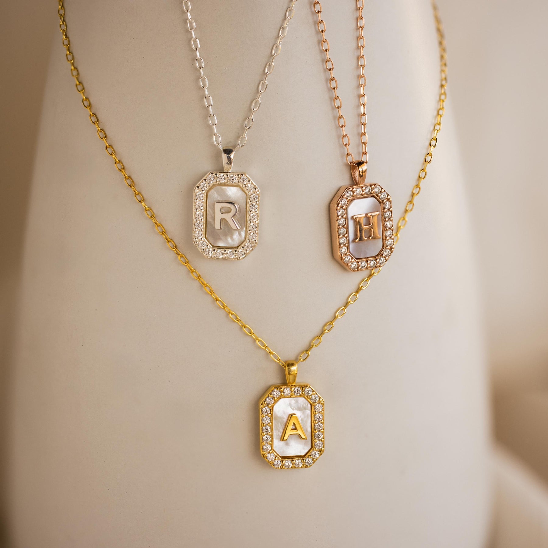 Colar com inicial de pérolas Pave
