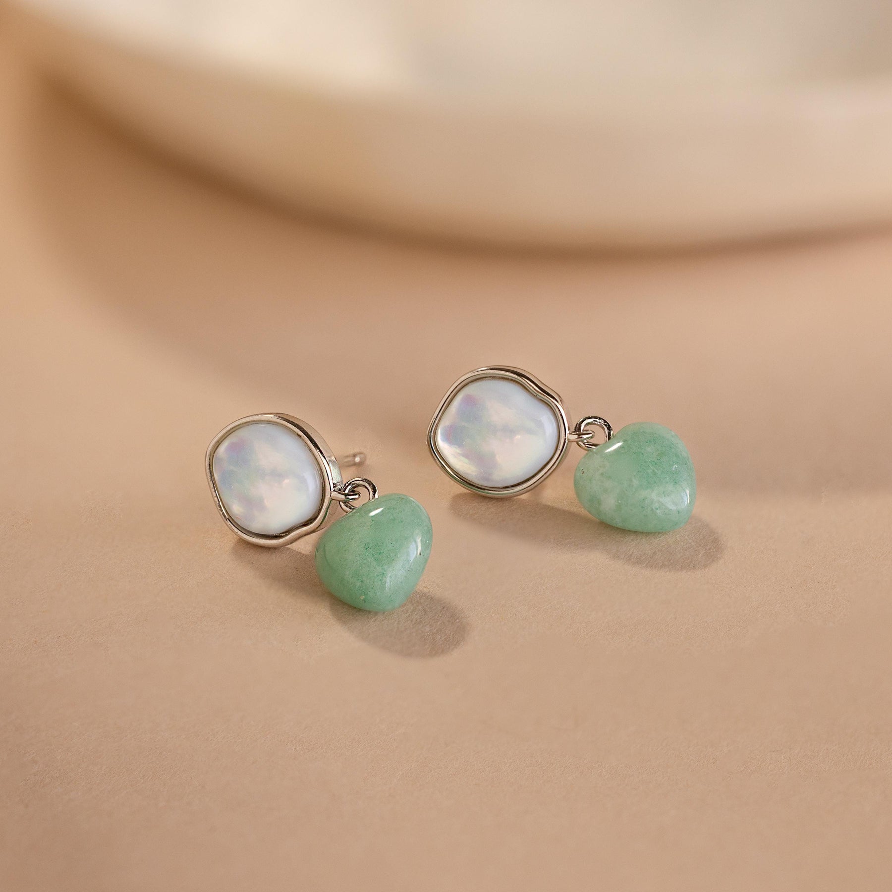 Brincos de coração de jade