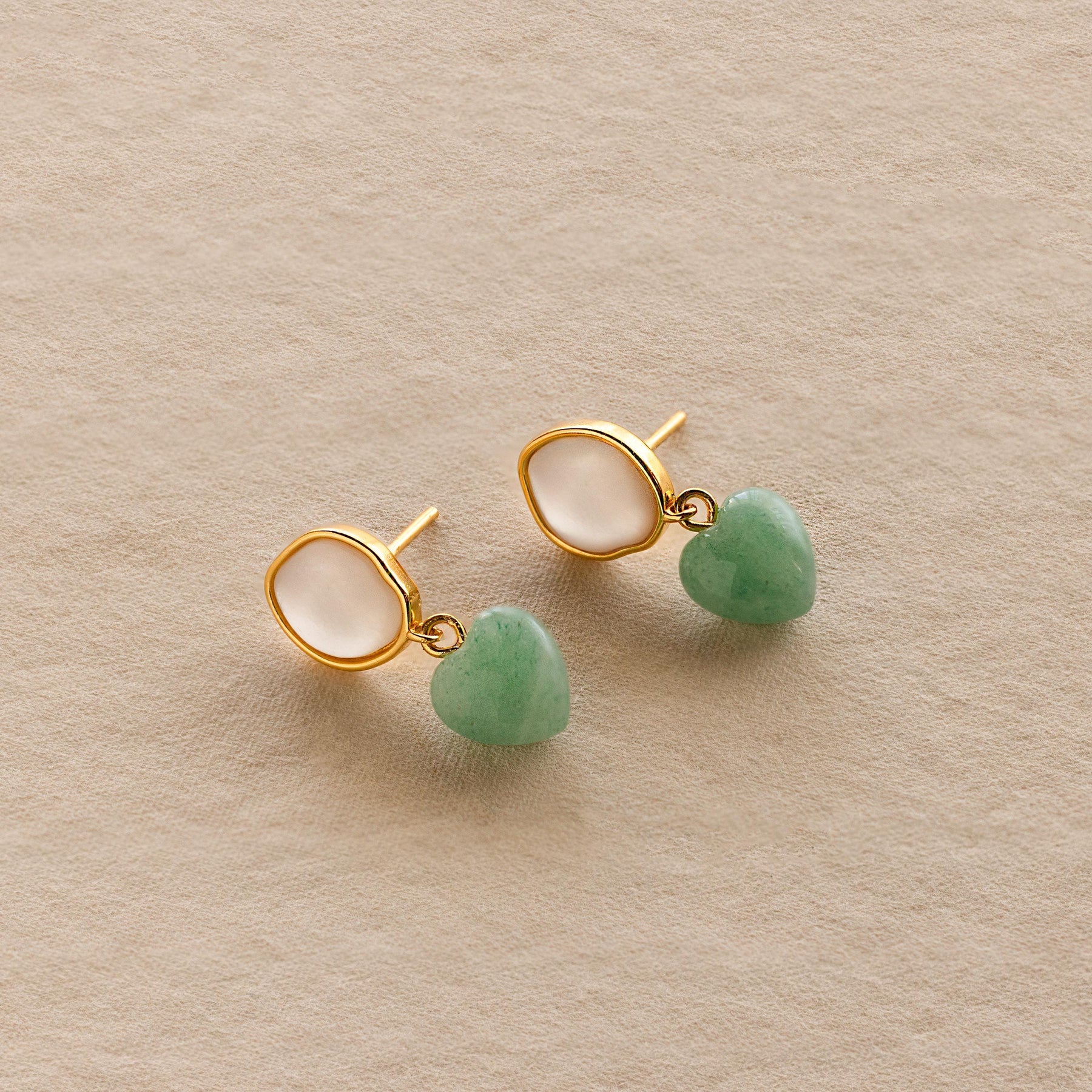 Brincos de coração de jade
