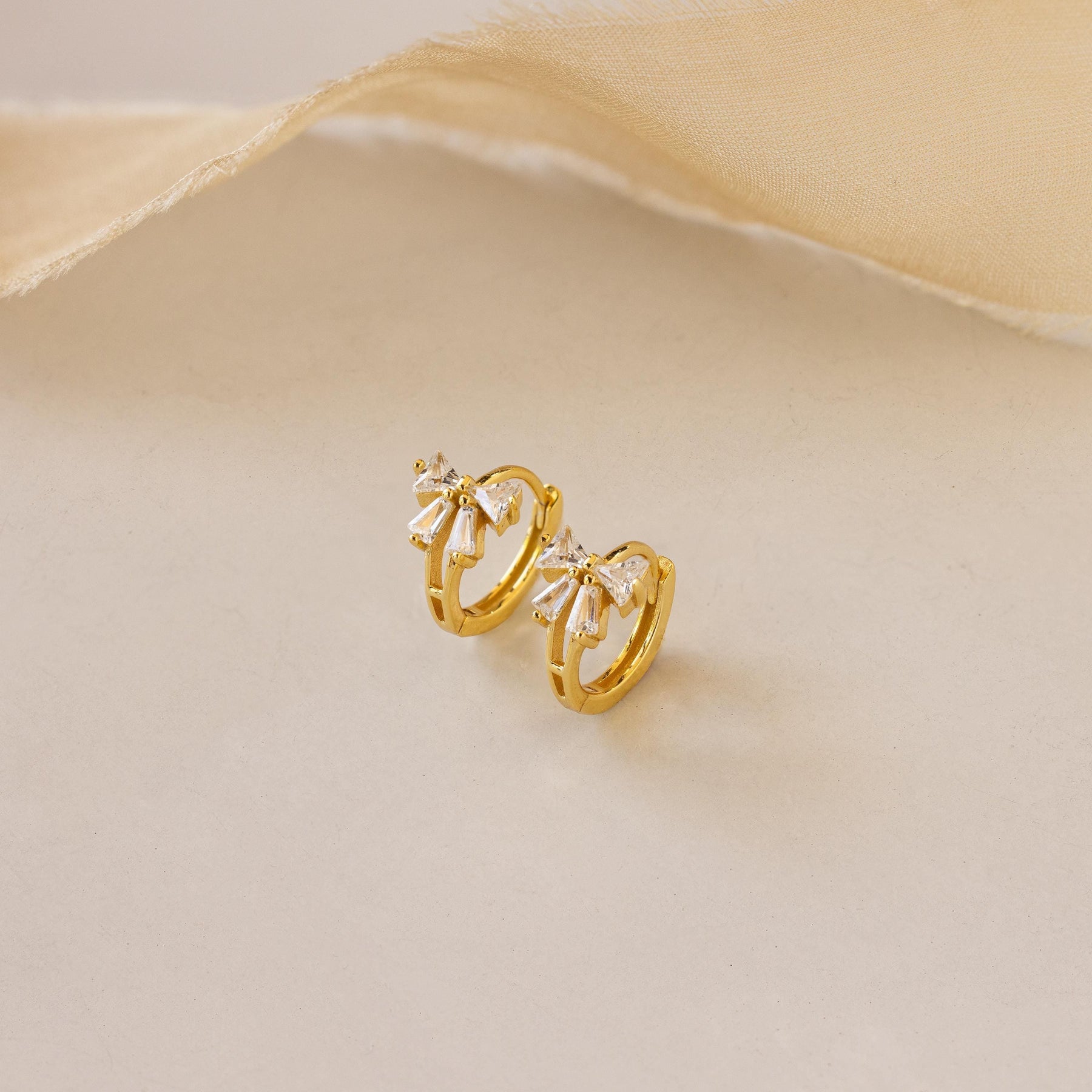 Brincos com laço de fita de diamante