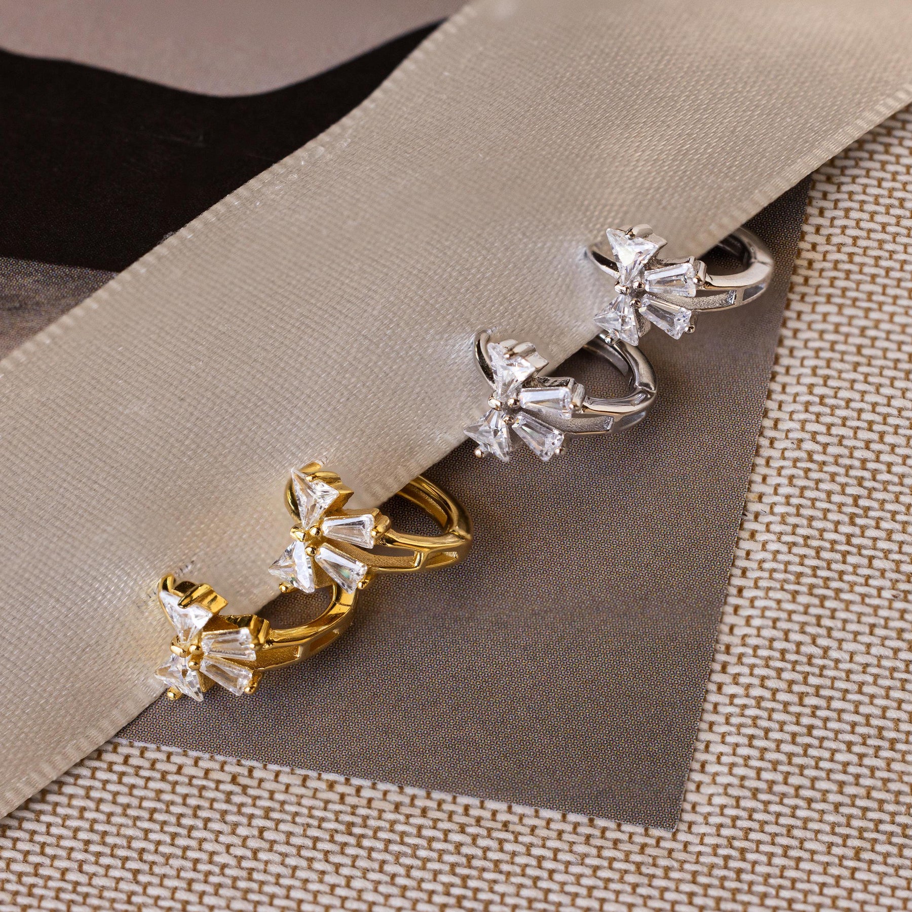 Brincos com laço de fita de diamante