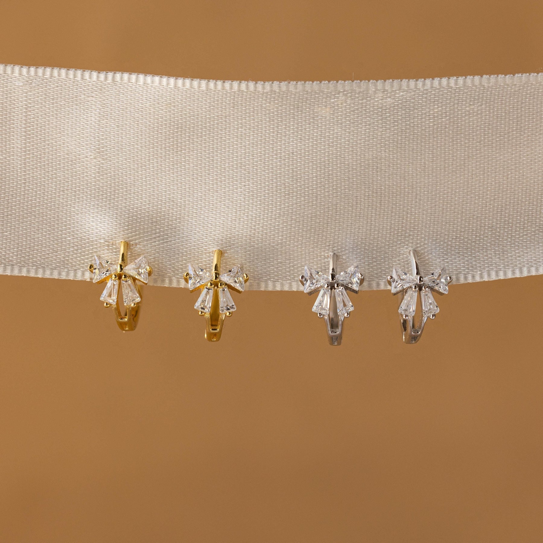 Brincos com laço de fita de diamante
