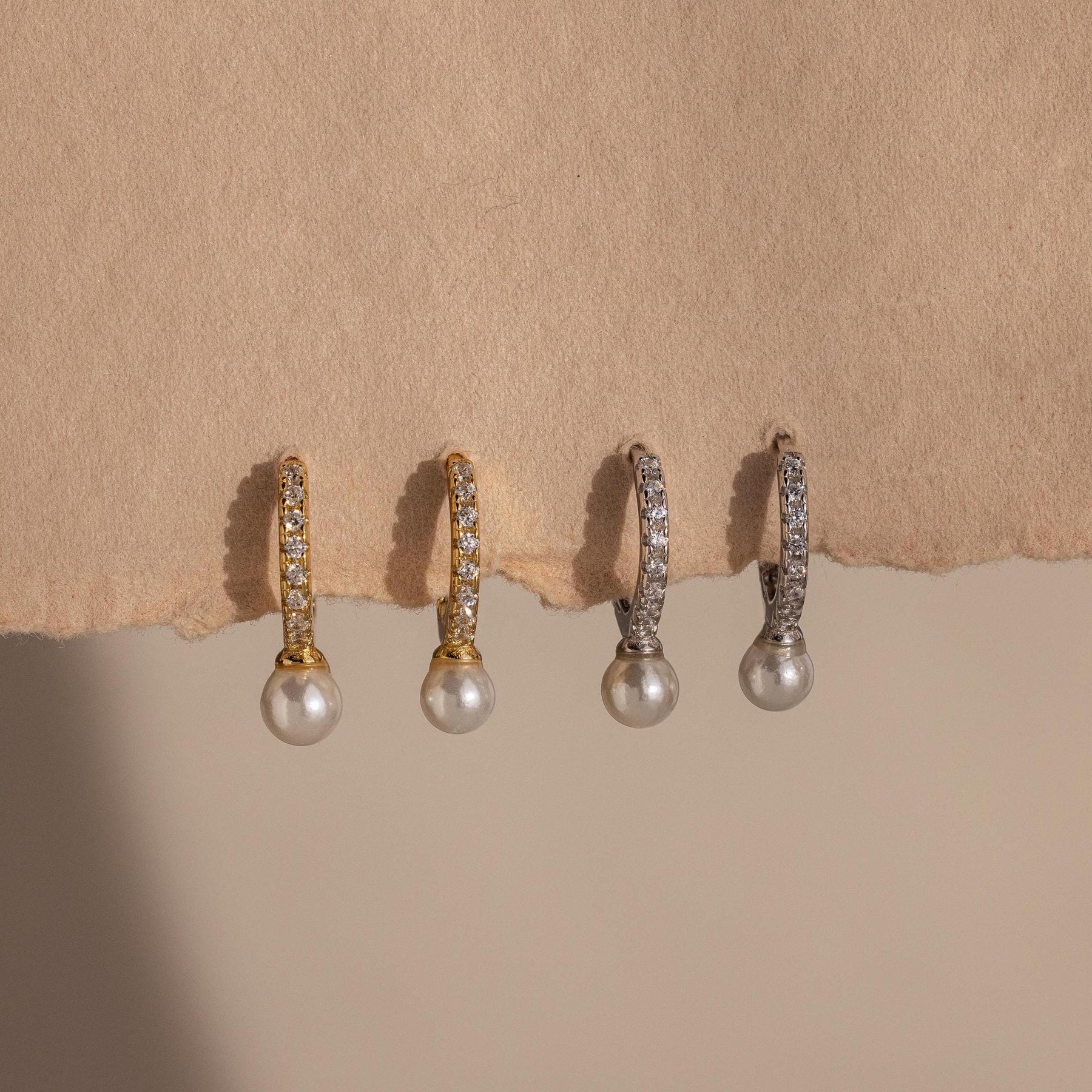 Brincos Pave Pearl Huggies