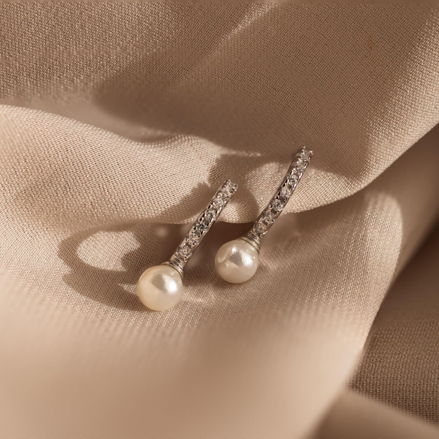 Brincos Pave Pearl Huggies