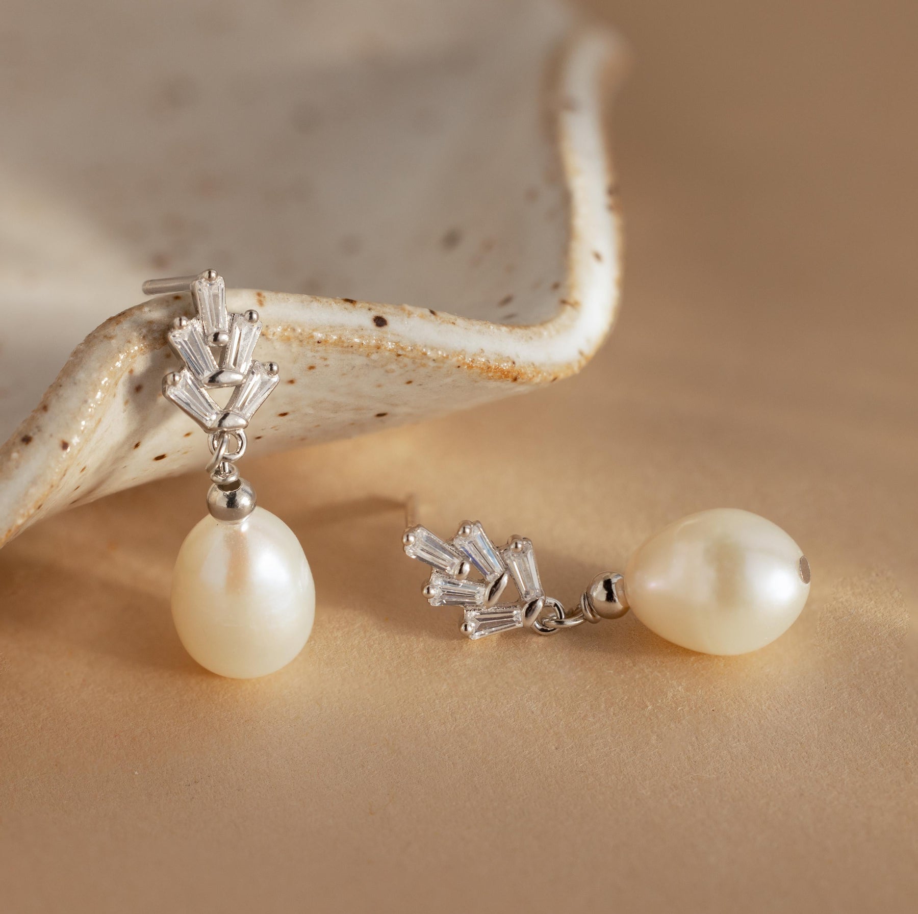 Brincos de pérola e diamante