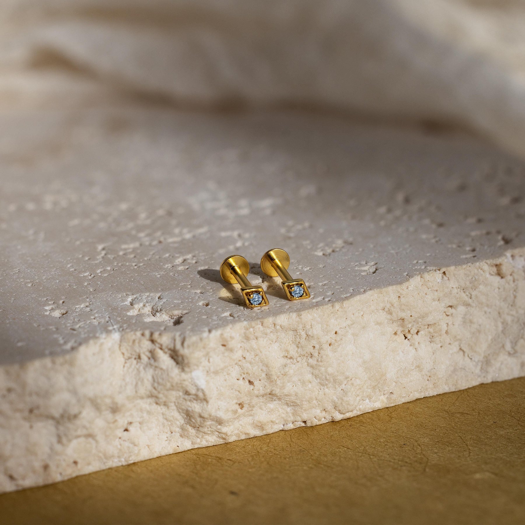 Brincos com pedras geométricas de nascimento