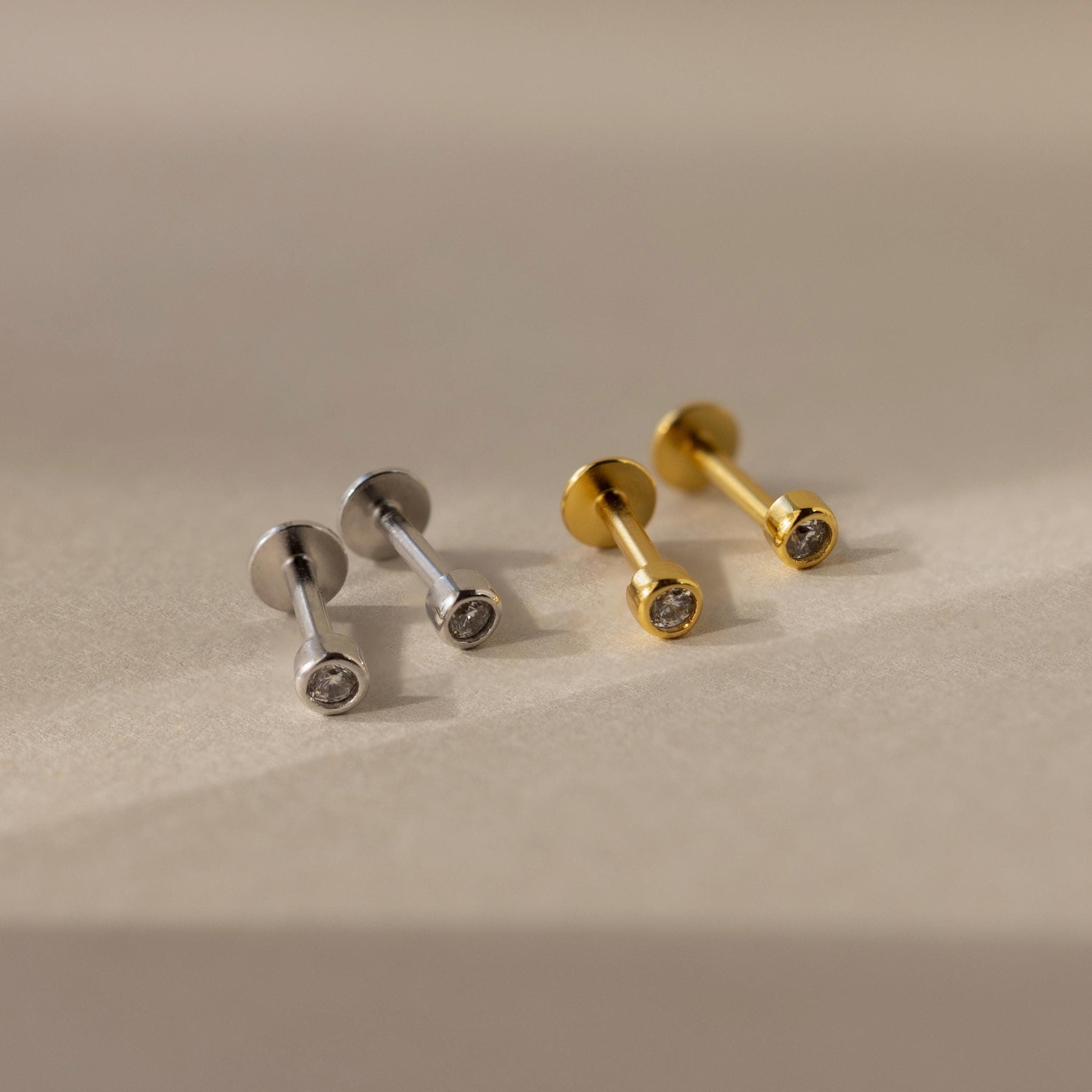 Brincos Pequenos com Aro de Diamante