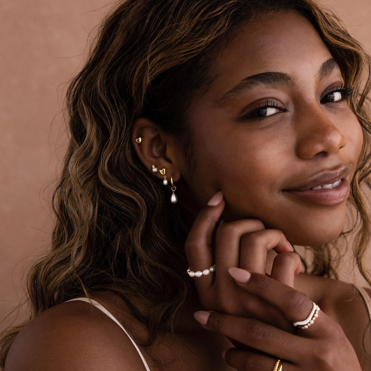 Brincos de pérola em forma de coração