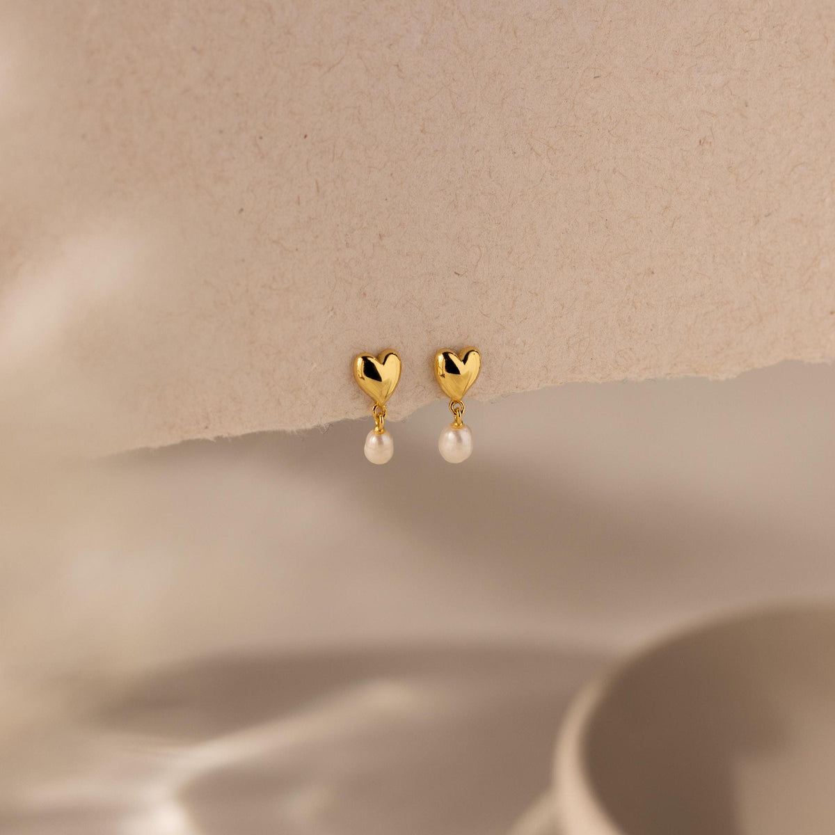 Brincos de pérola em forma de coração
