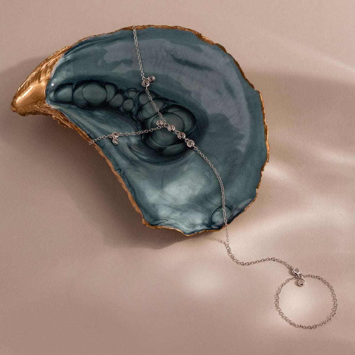 Pulseira de corrente de mão com cluster de diamantes